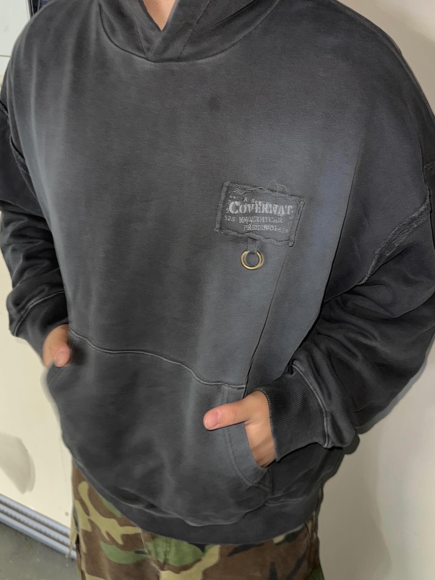 Covernat X Undermycar Destroyed Patch Hoodie Charcoal, NOD Stone Washed Cargo Pants Camo 착용 스타일 - 3