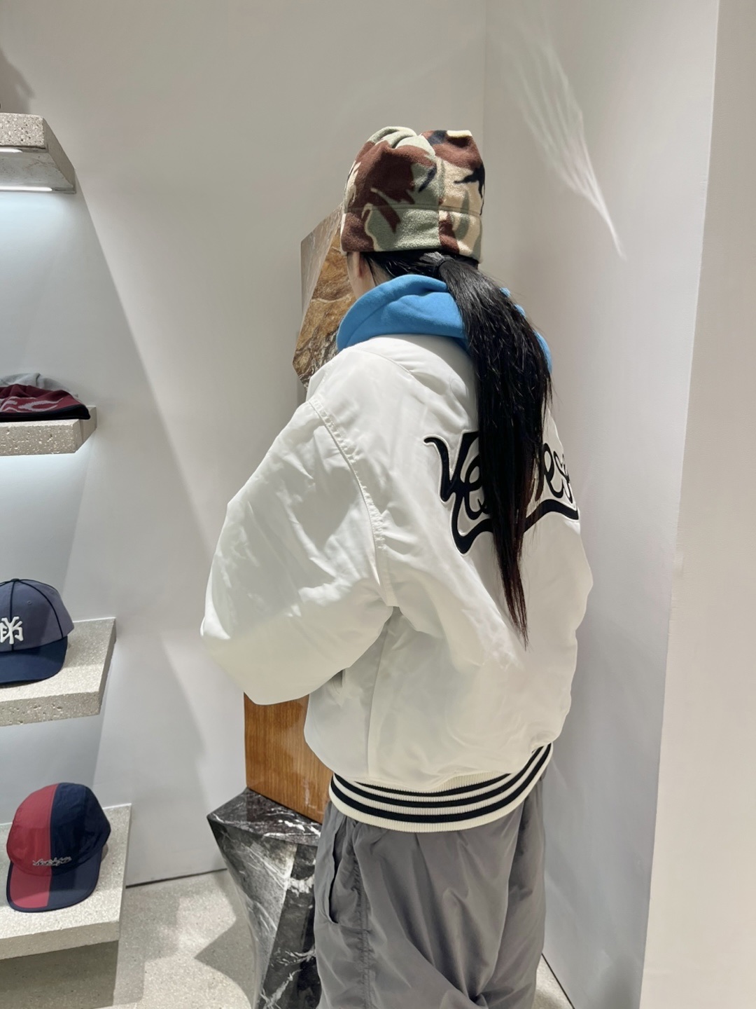YESEYESEE Y.E.S Snail Logo Stadium Jacket White, YESEYESEE Y.E.S Star Logo Hoodie Sky Blue 착용 스타일 - 5