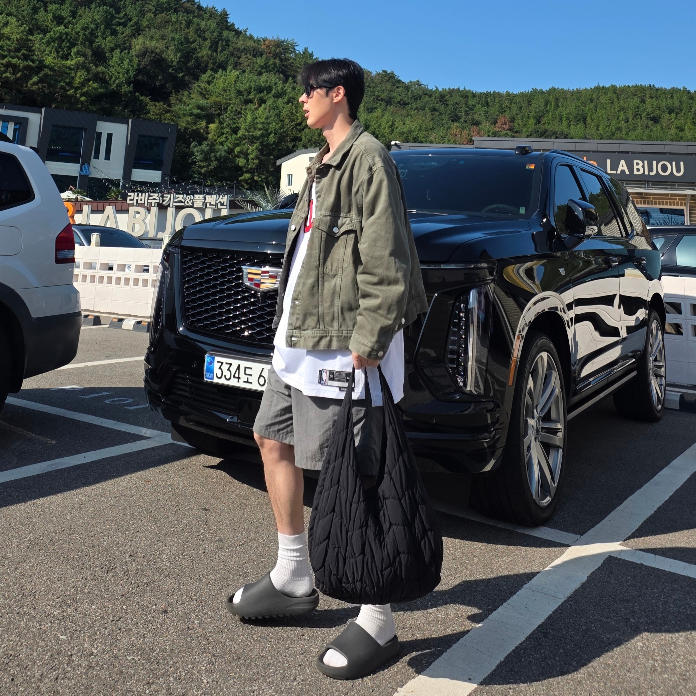 Adidas Yeezy Slide Onyx 착용 스타일