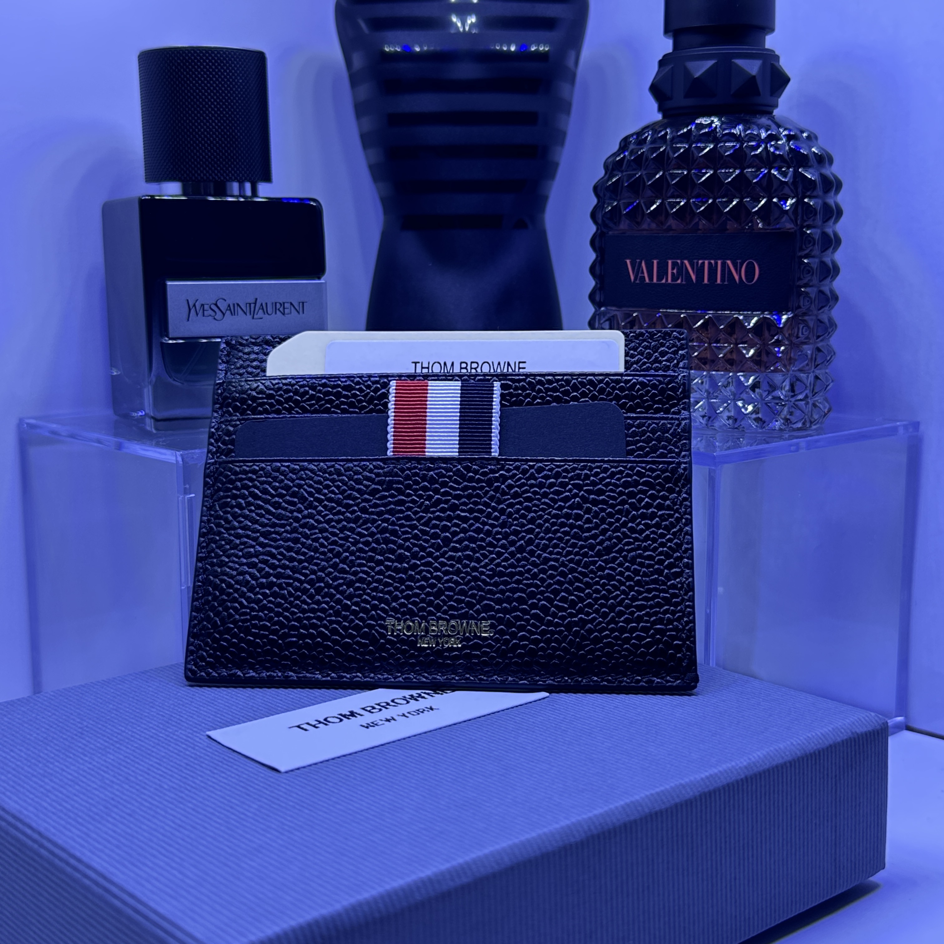 Thom Browne Pebble Grain Leather Stripe Note Compartment Card Holder Black 착용 스타일 - 2