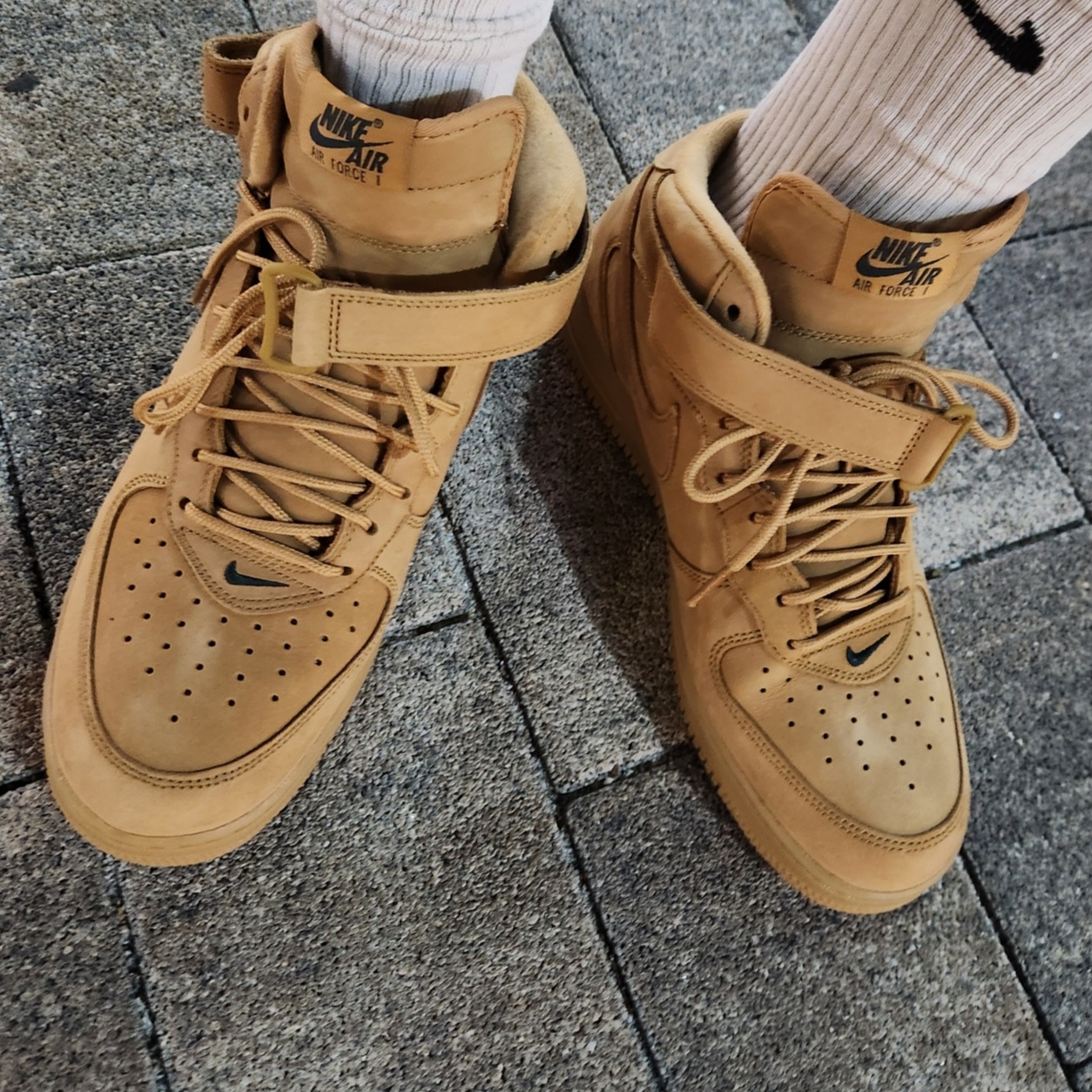 Nike Air Force 1 Mid Flax and Outdoor Green 착용 스타일 - 4
