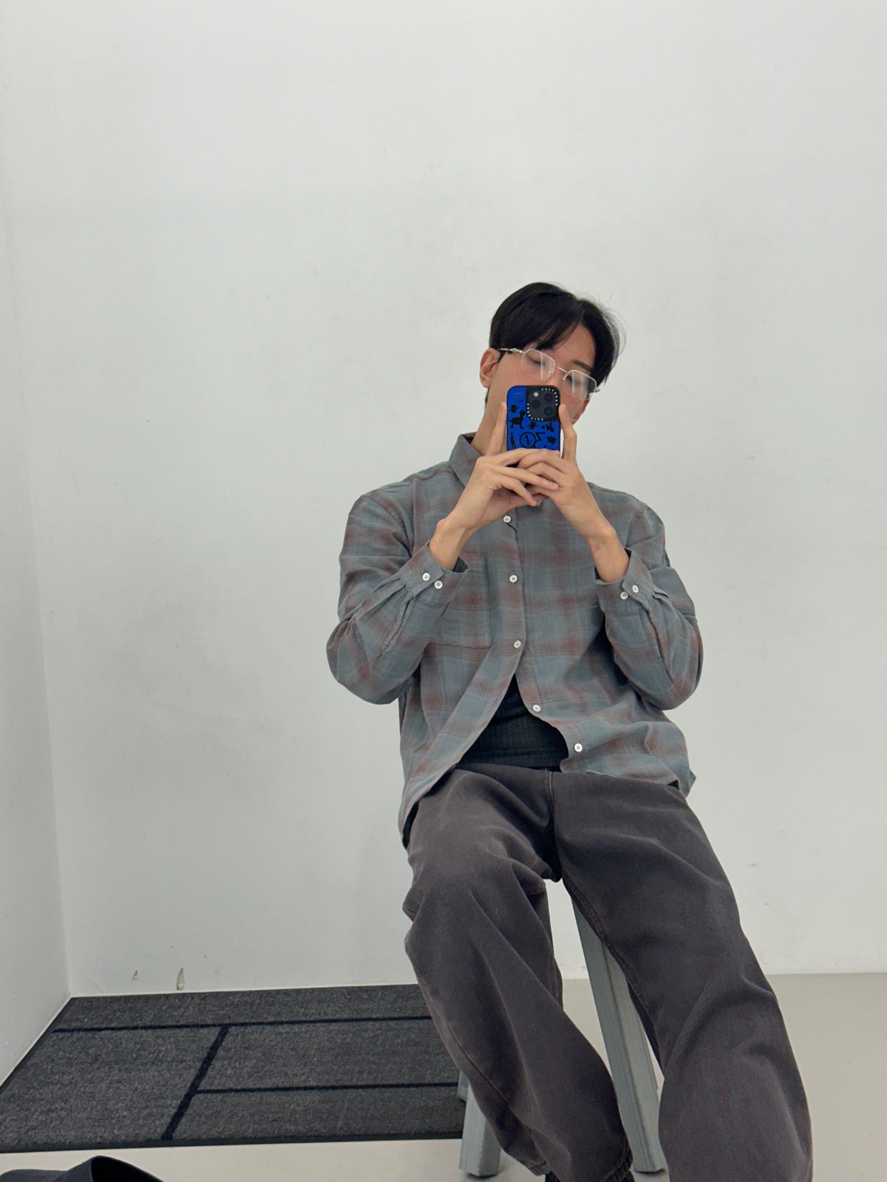 Hatchingroom Museum Shirt Over Dyed Check Charcoal, Hatchingroom Curve Jeans Washed Charcoal 착용 스타일 - 1