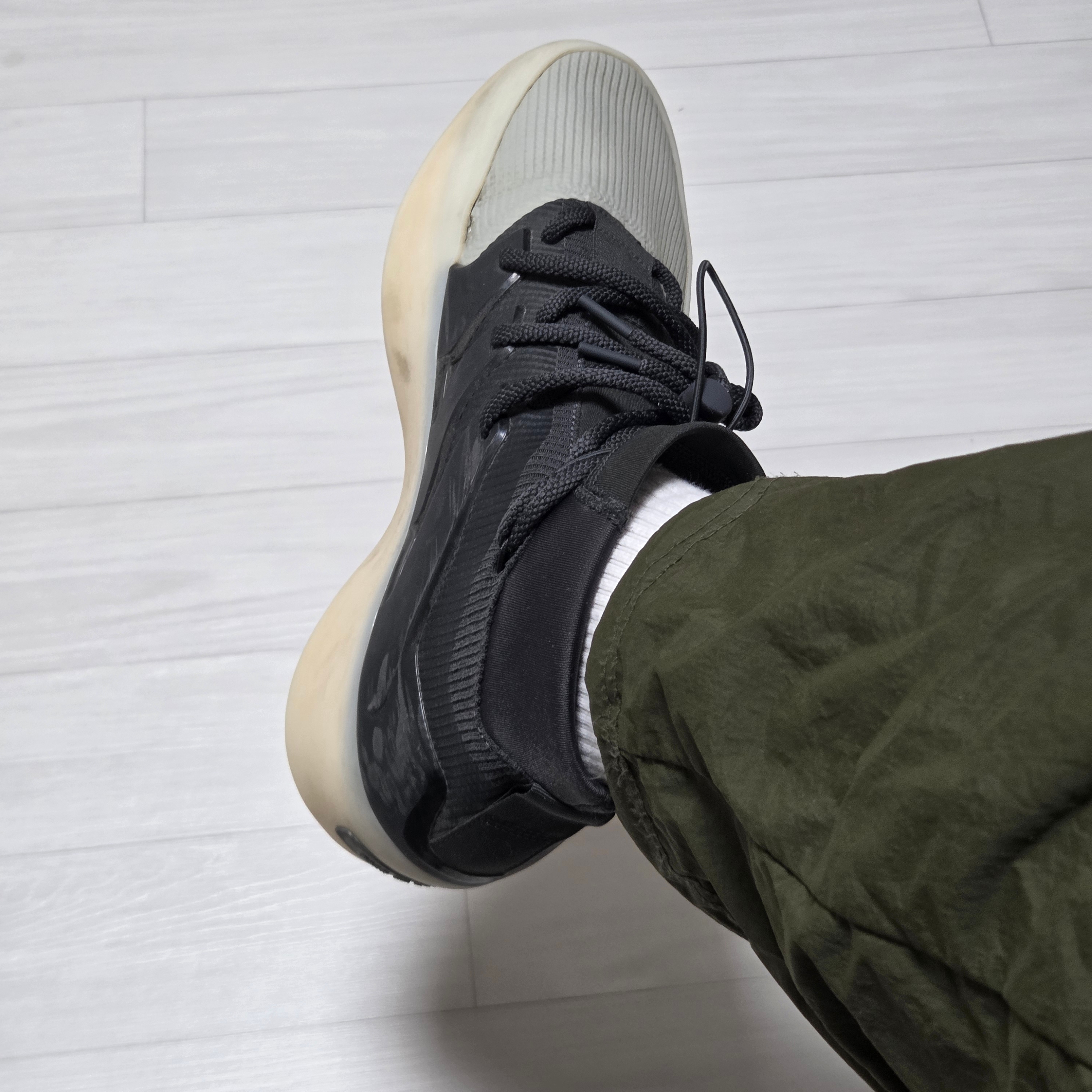 Adidas x Fear of God Athletics I Basketball Carbon Sesame 착용 스타일