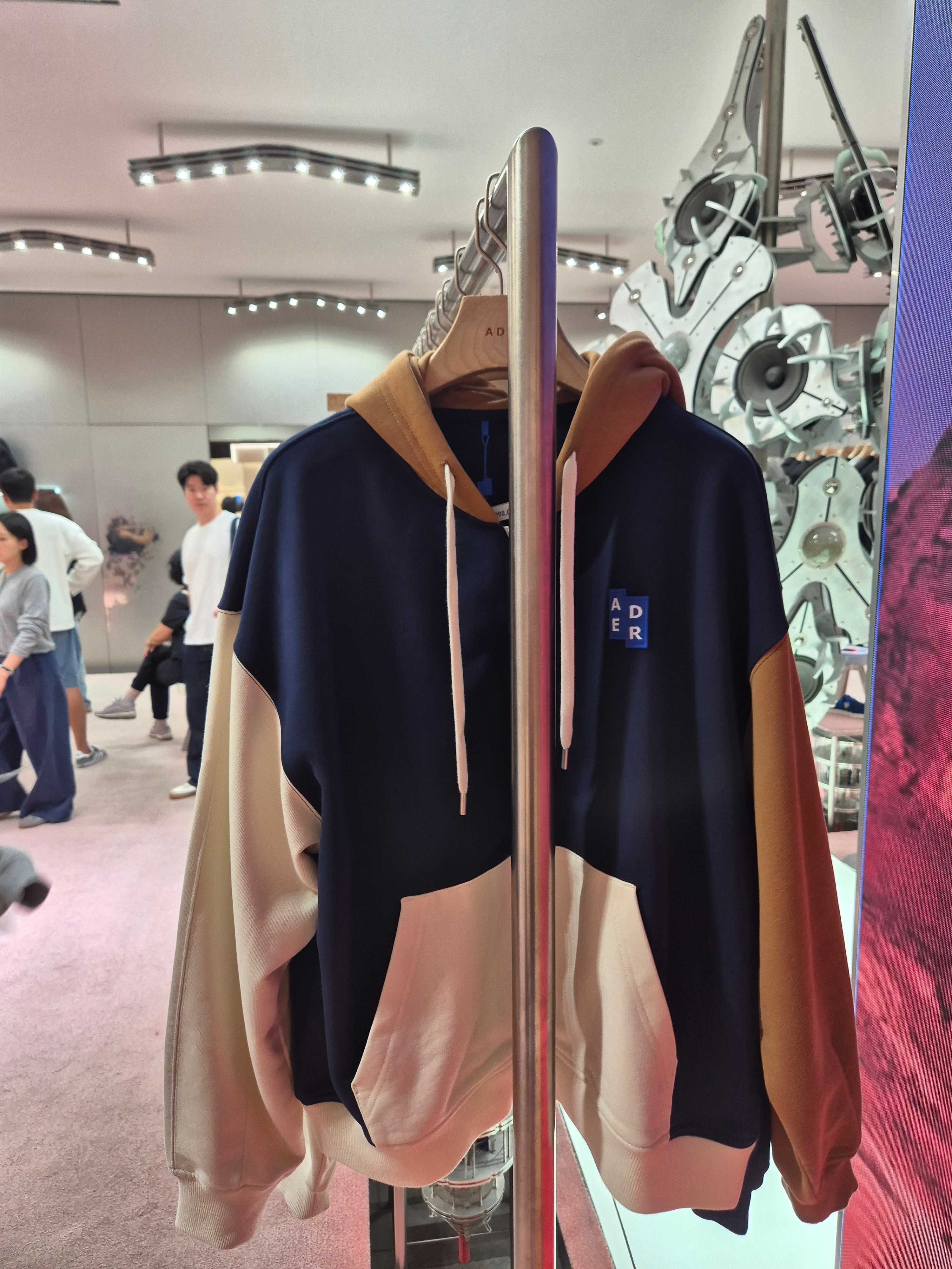 Ader Error Sig; TRS Tag Hoodie Zip-Up 02 Dark Navy 착용 스타일