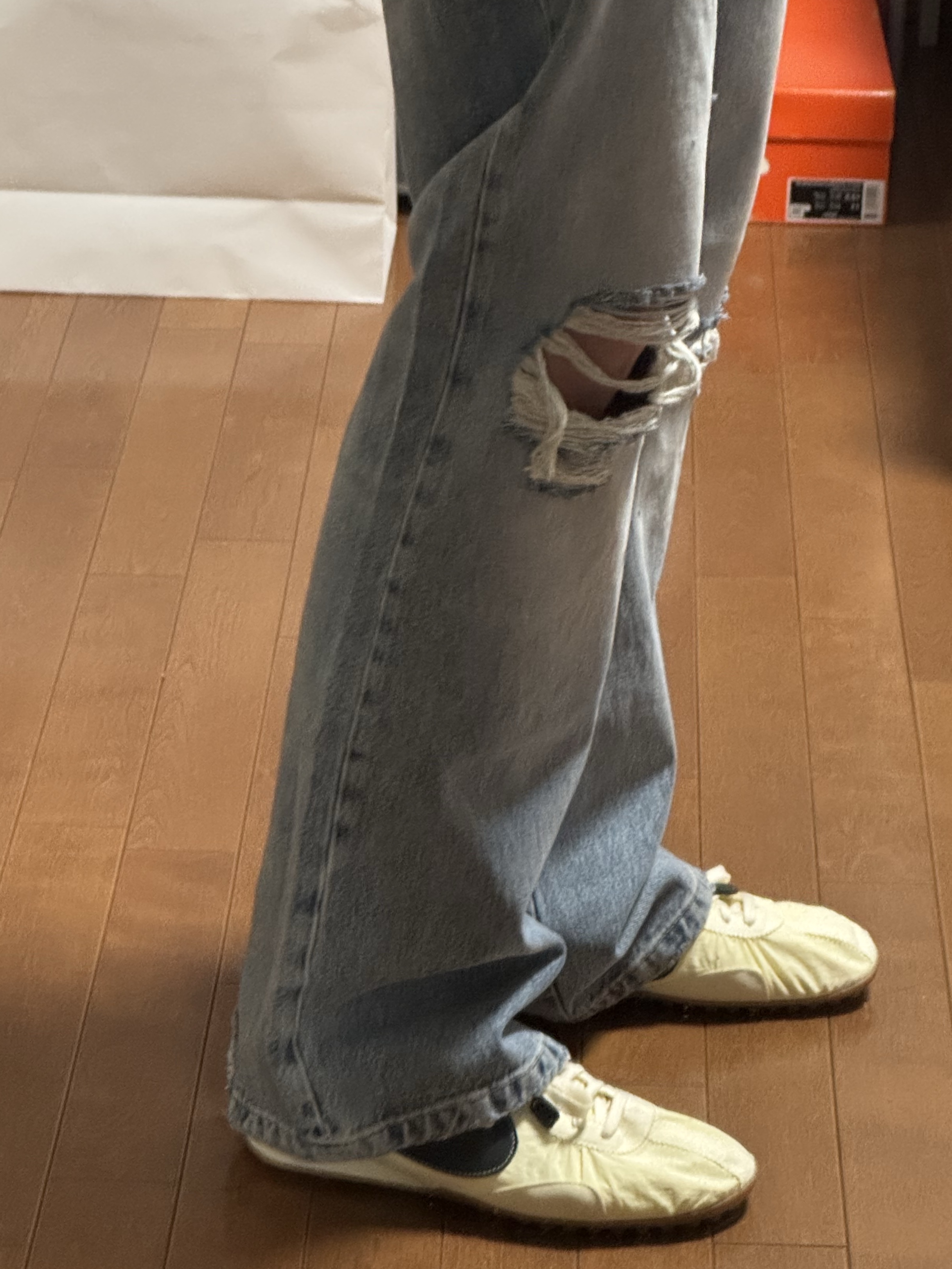 Nike x Jacquemus Moon Shoe SP Alabaster Off Noir, Zara x Champion Loose Tapered Fit Jeans Light Blue 착용 스타일 - 2