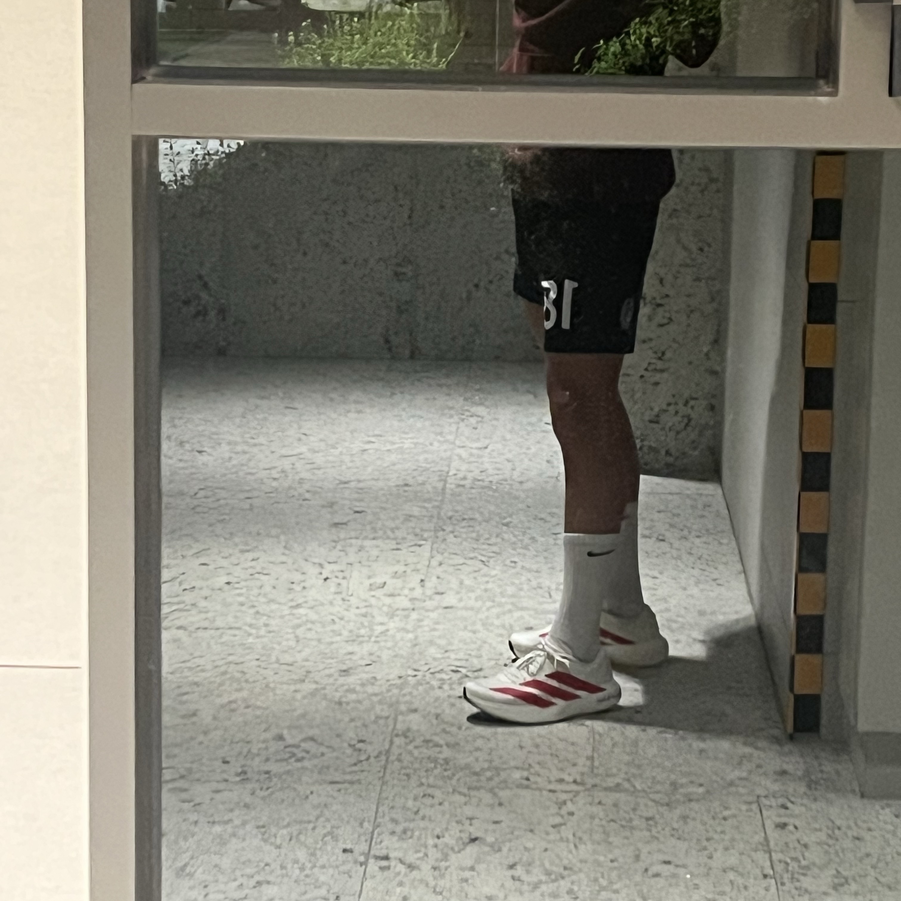 Adidas Adizero EVO SL Off White Better Scarlet 착용 스타일 - 2