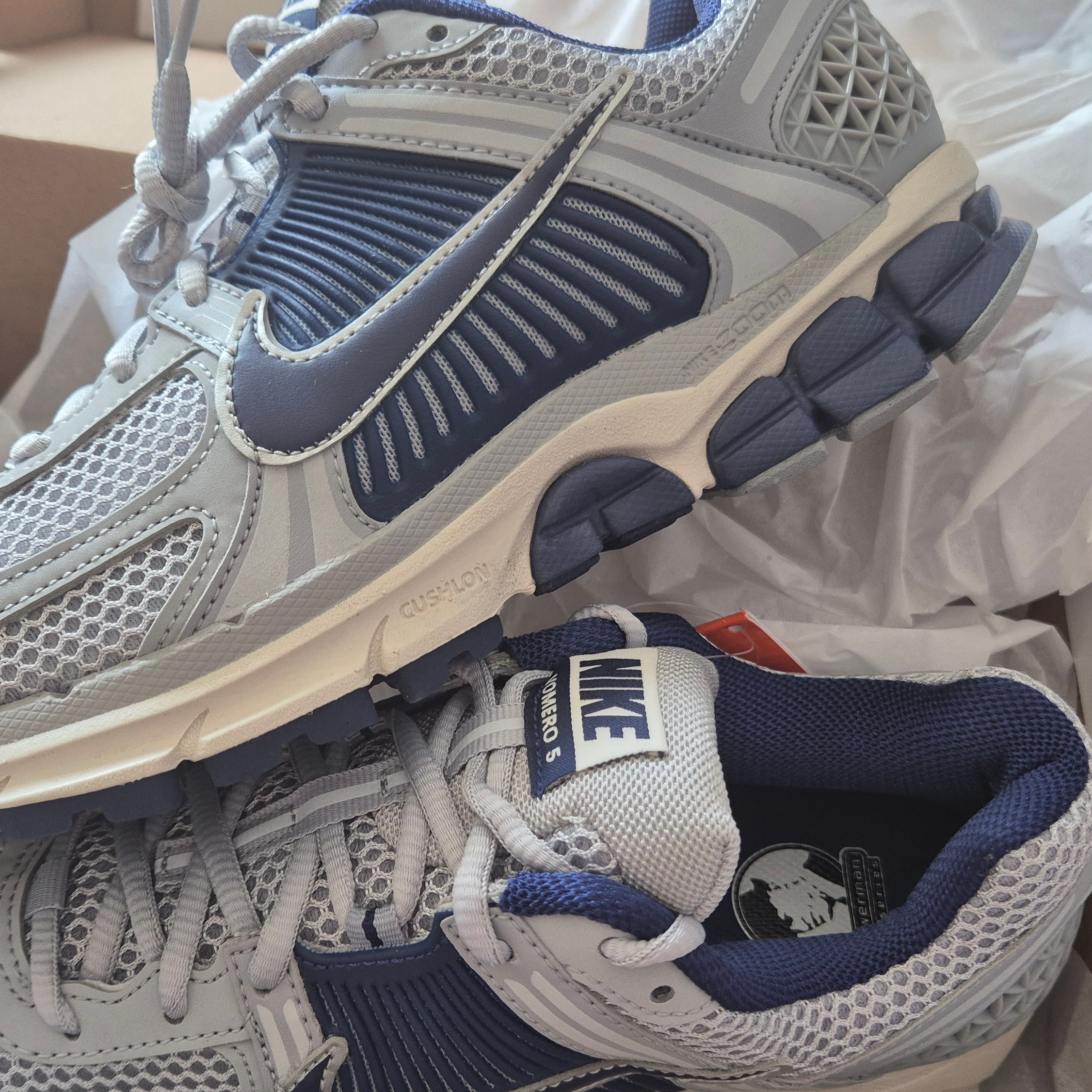 Nike Zoom Vomero 5 Vast Grey Blue Void 착용 스타일