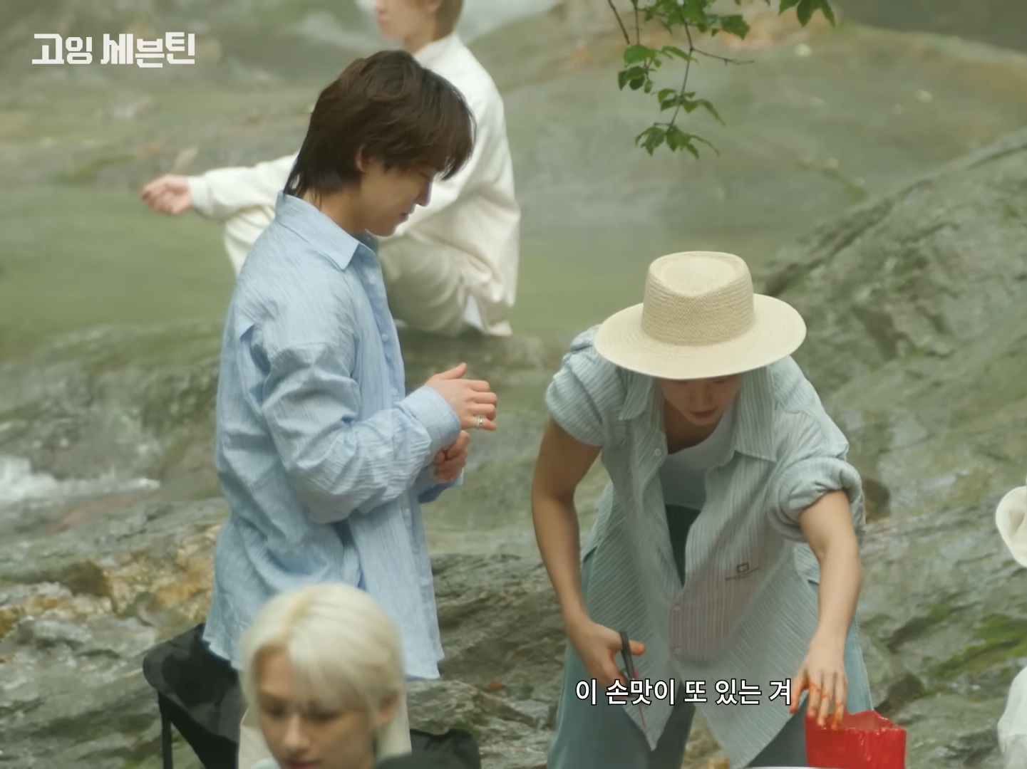Nonnod Flexible string tucked stripe shirt Sky blue, Nonnod Flexible string tucked stripe shirt Navy 착용 스타일