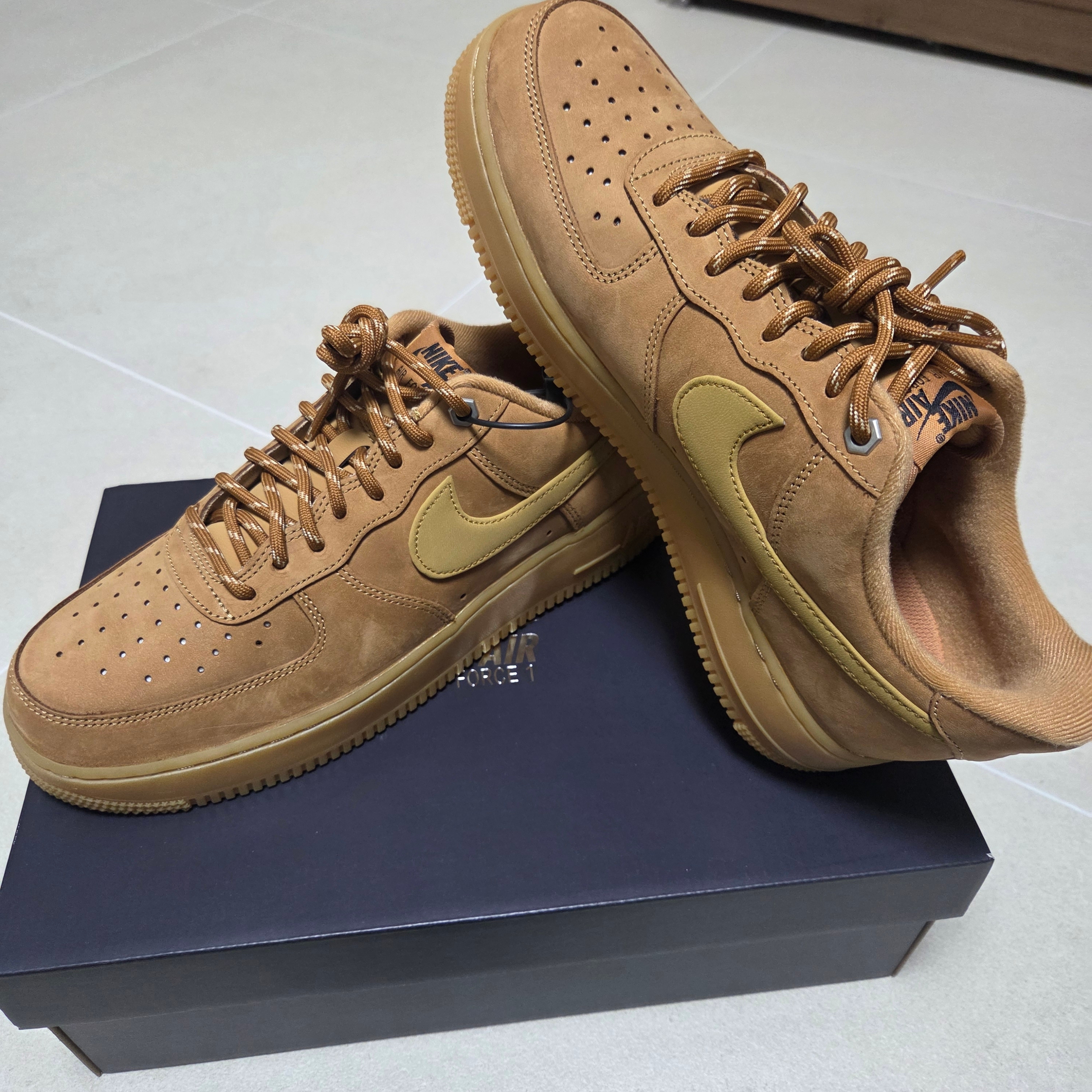 Nike Air Force 1 '07 WB Flax 착용 스타일