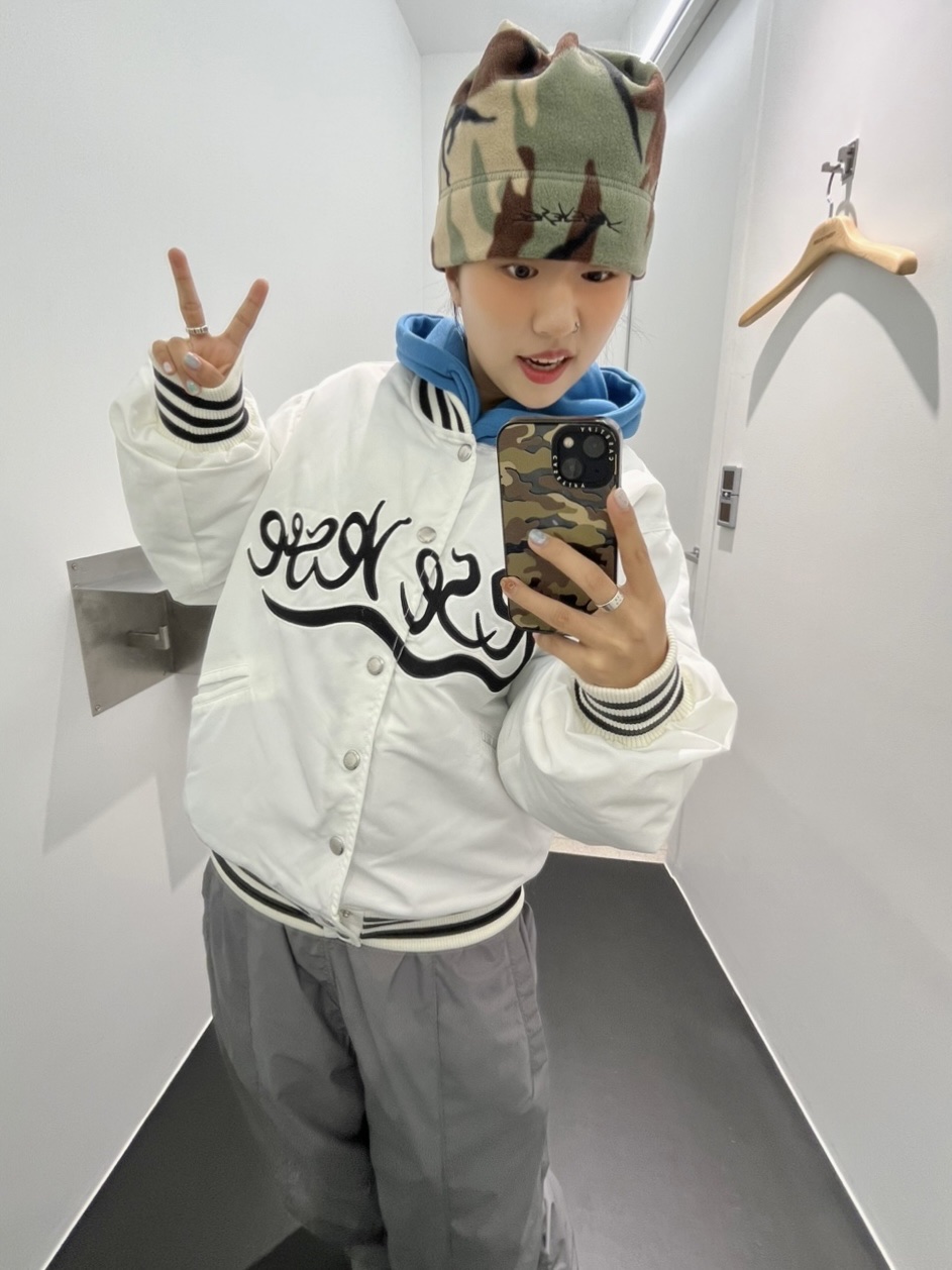 YESEYESEE Y.E.S Snail Logo Stadium Jacket White, YESEYESEE Y.E.S Star Logo Hoodie Sky Blue 착용 스타일 - 2