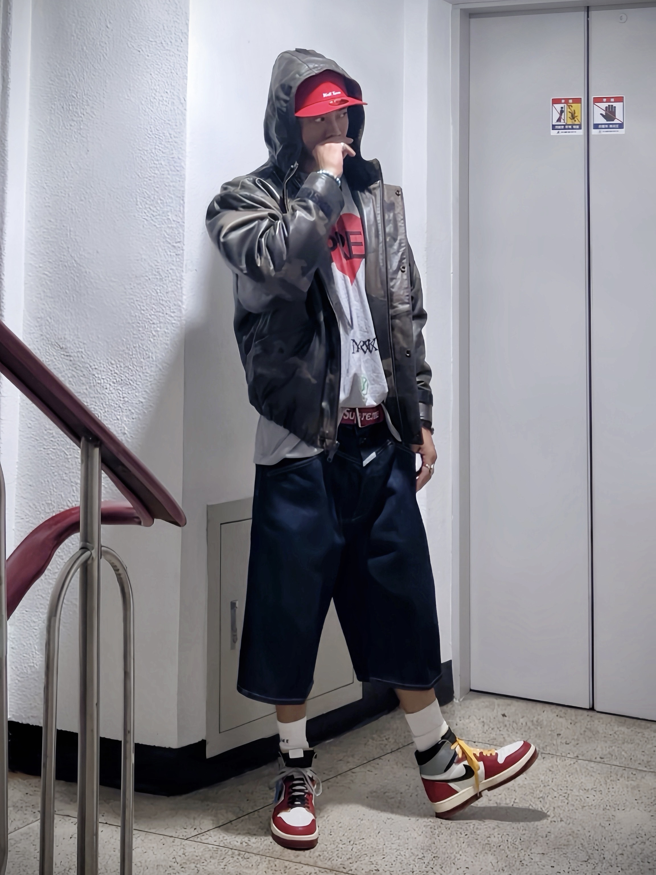 Supreme Reverse Box Logo New Era Red - 21SS, Supreme Announcing T-Shirt Heather Grey - 25SS 착용 스타일