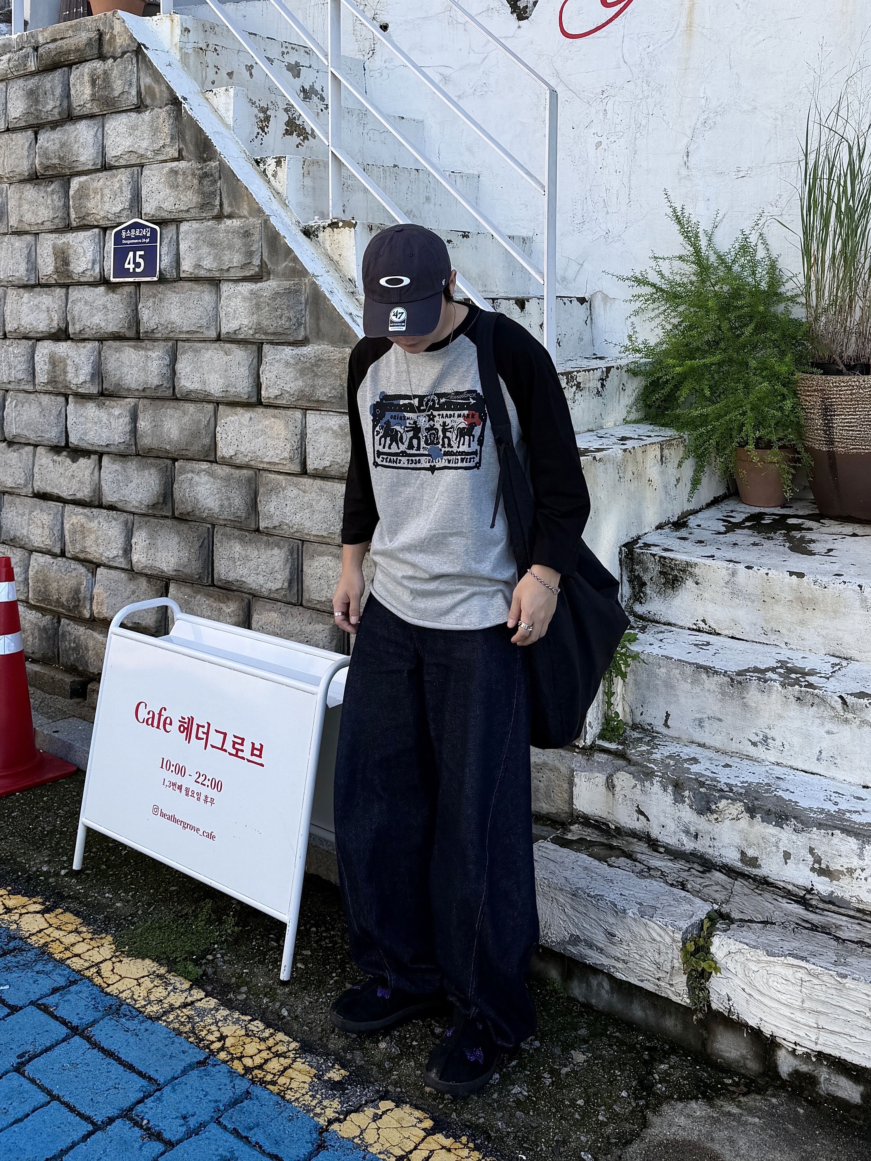 [KREAM 단독] Thevinylhouse Cowboy Pictogram Raglan LS Tee Black, Reebok x Needles Beatnik Moc Core Black Extreme Purple 착용 스타일 - 4