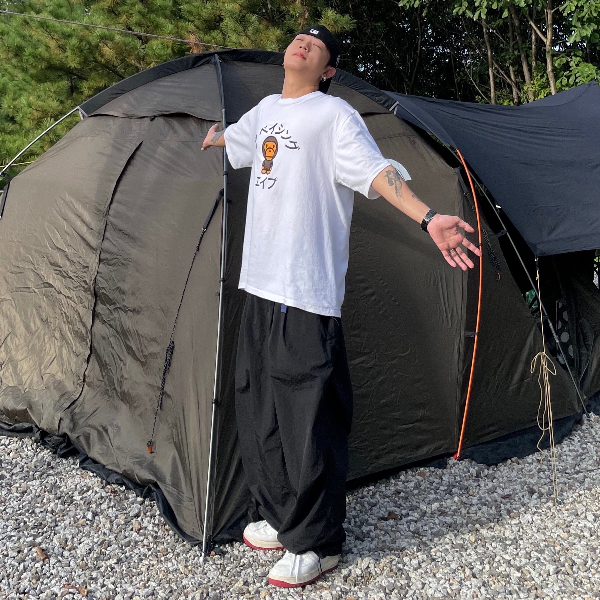 BAPE Baby Milo College T-Shirt White 착용 스타일 - 1