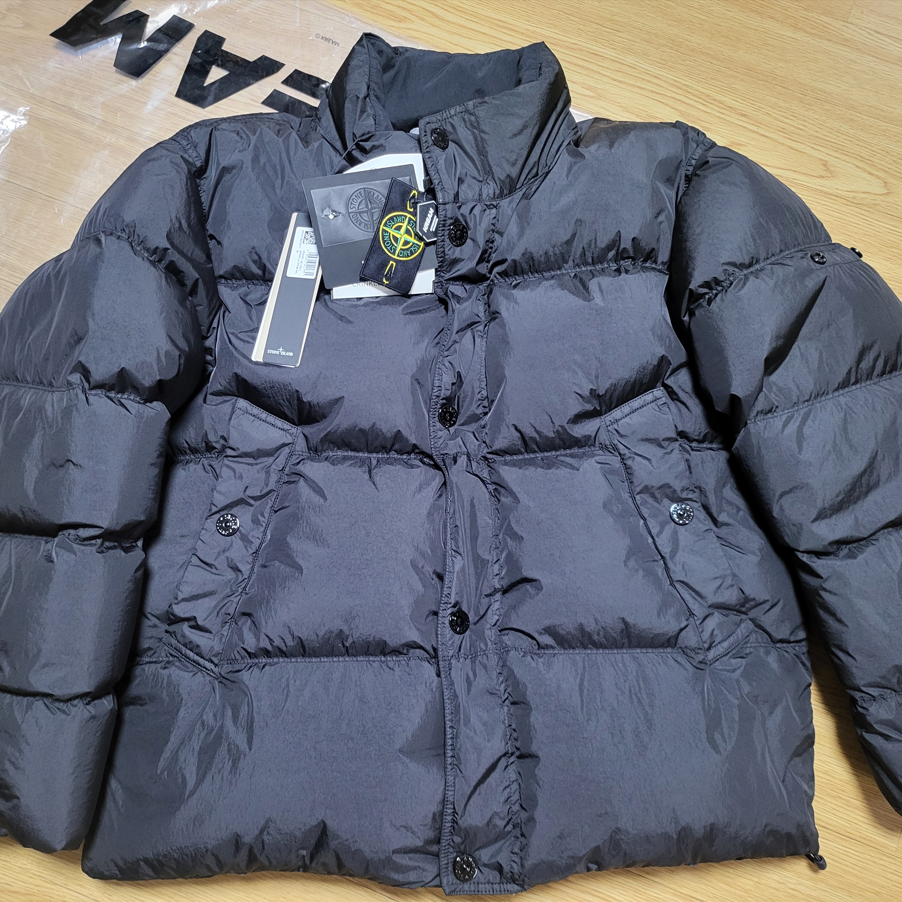 Stone Island 4100010 Crinkle Reps NY Recycled Nylon Down Jacket with Wind Resistant Black - 25FW 착용 스타일