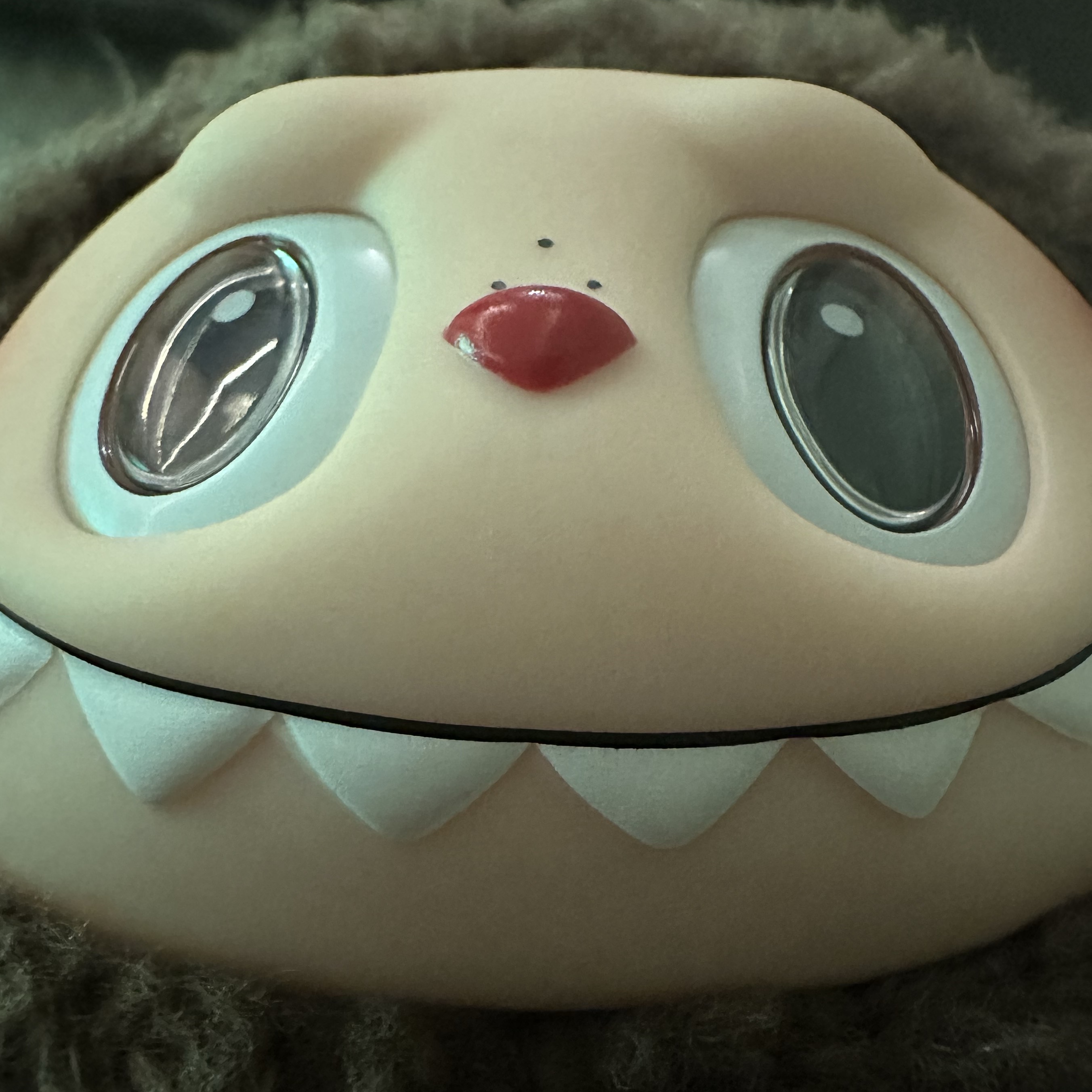 Pop Mart Labubu The Monsters Labubu Tasty Macarons Series Chestnut Cocoa Keyring (Opened Case) 착용 스타일 - 1