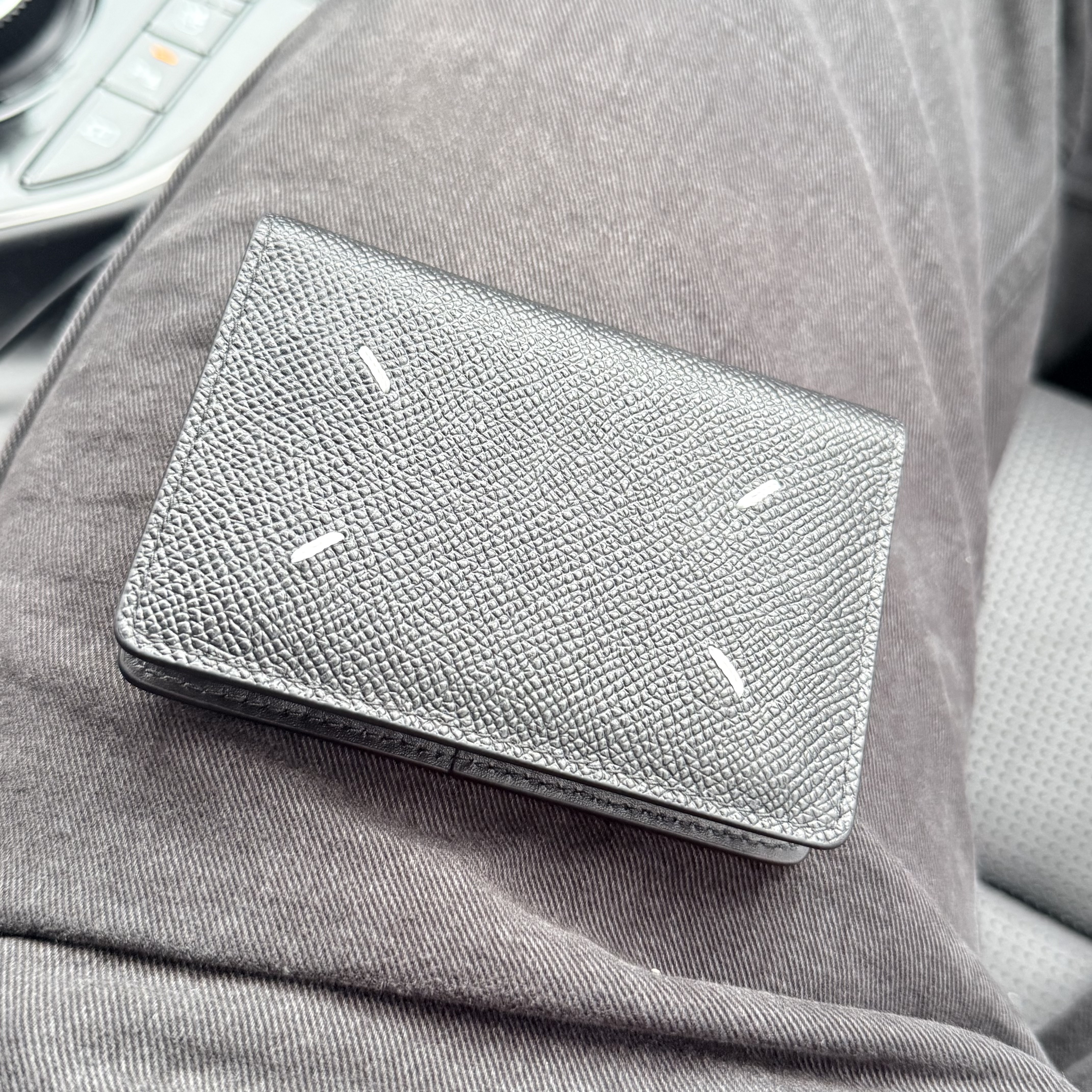 Maison Margiela Leather Bi-Fold Card Holder Black 착용 스타일 - 1
