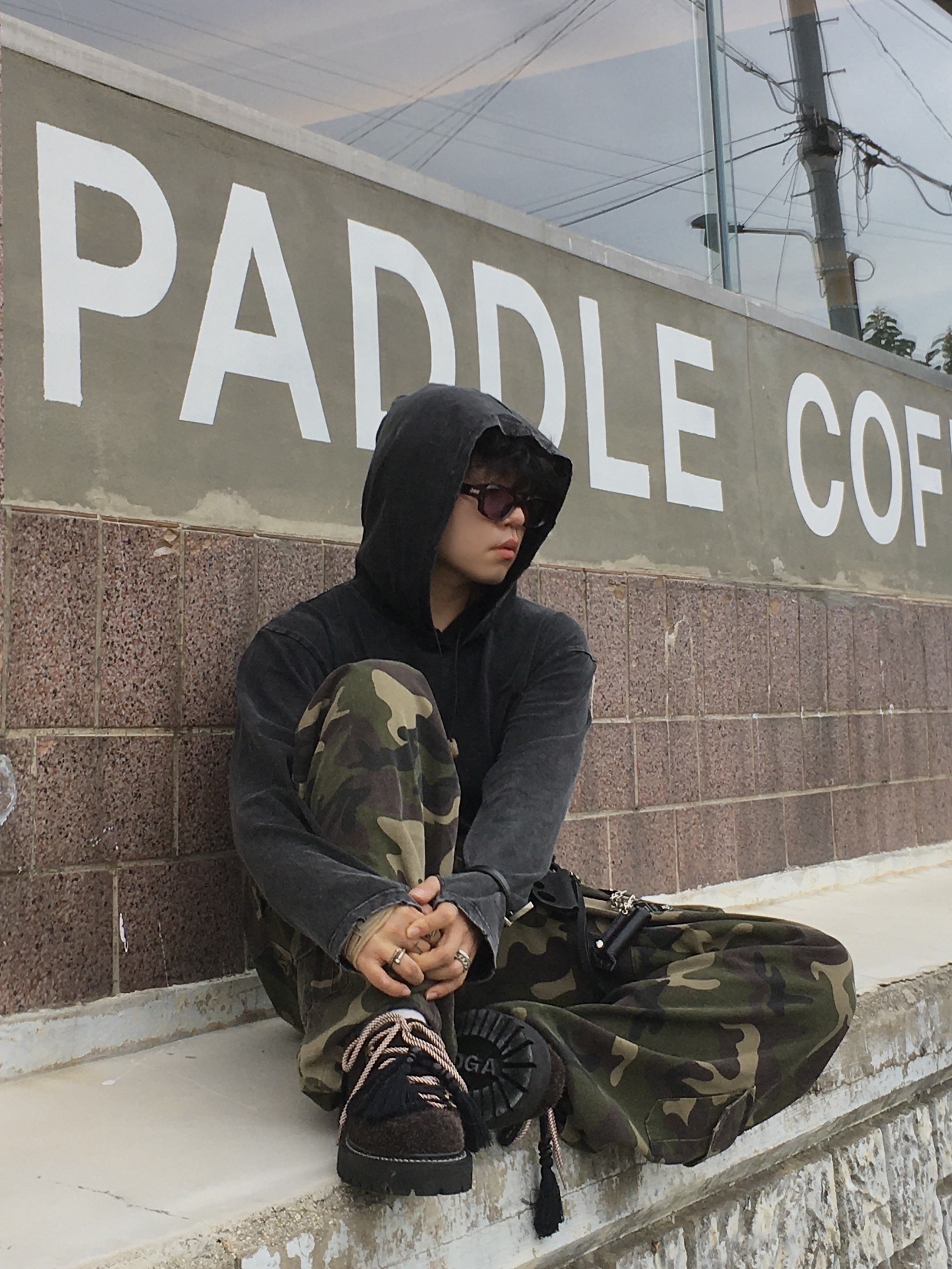 Flavorism VTG Washed Cargo Pants Washed Camo, Flavorism Hoodie Long Sleeve Black 착용 스타일 - 3