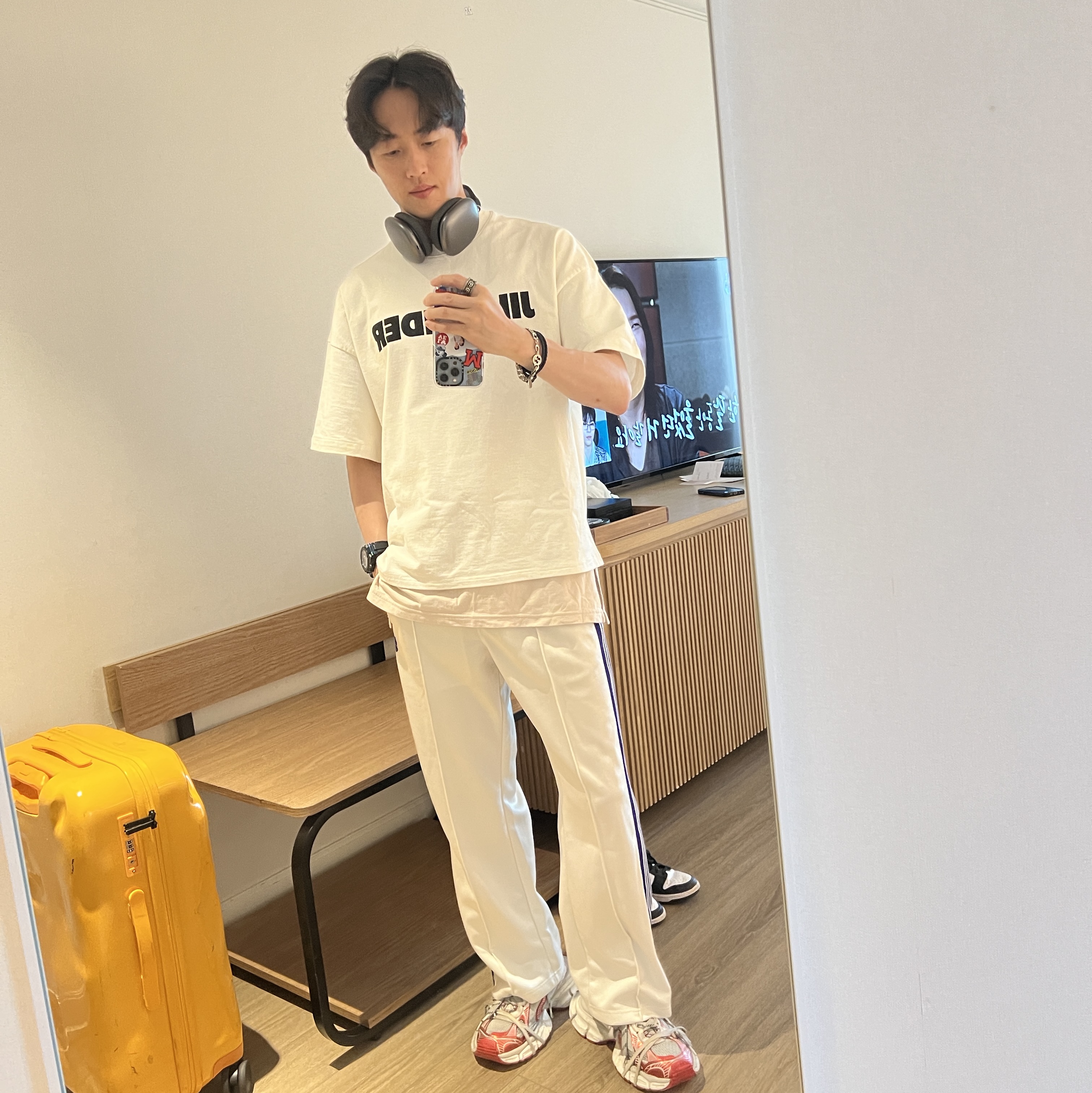 Apple AirPods Max Lightning Space Gray (Korean Ver.), Jil Sander Logo T-Shirt Natural 착용 스타일