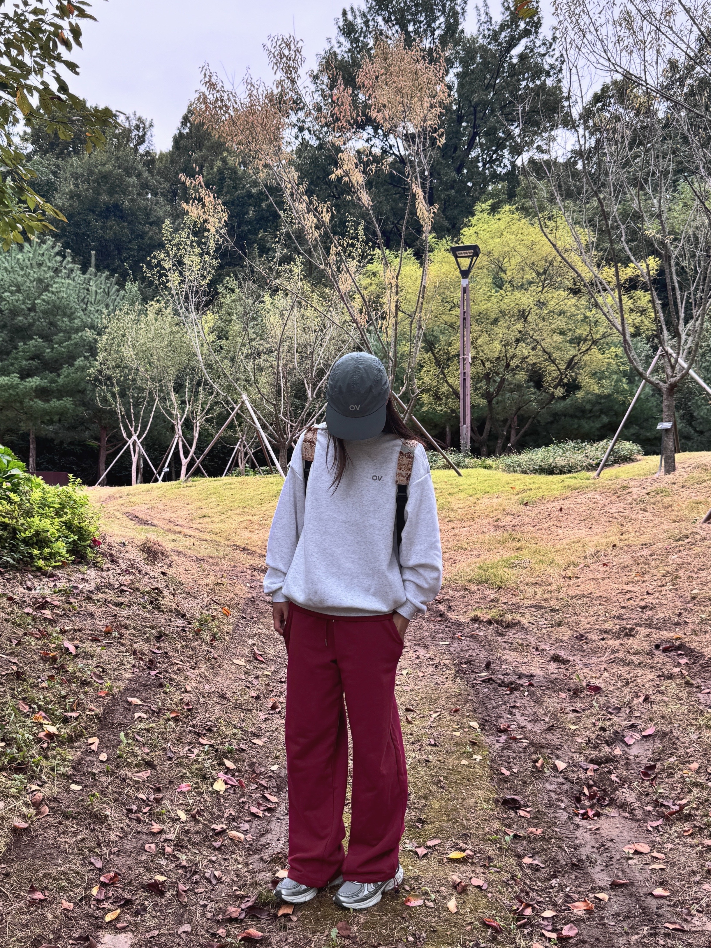 Outdoor Voices Technol-Ov™ Light Weight Cap Gray, Outdoor Voices Logo Sweatshirt Light Heather Gray 착용 스타일 - 9