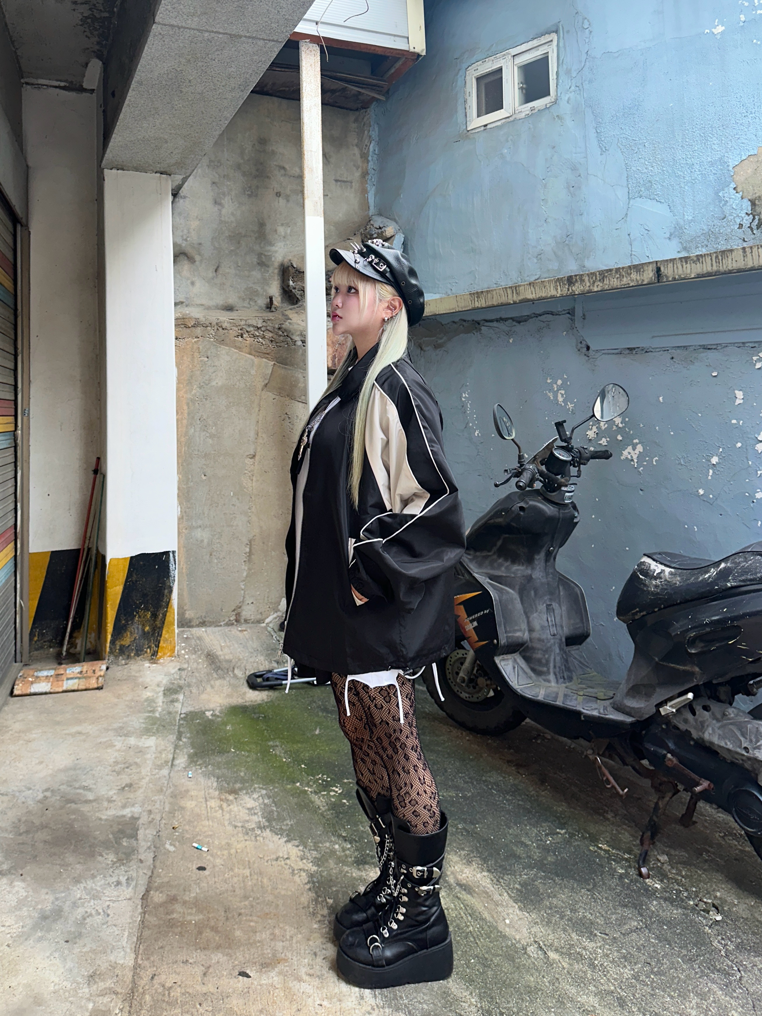 SLOW RECORD HOUSE Piping Line Windbreaker Black & Beige 착용 스타일 - 5