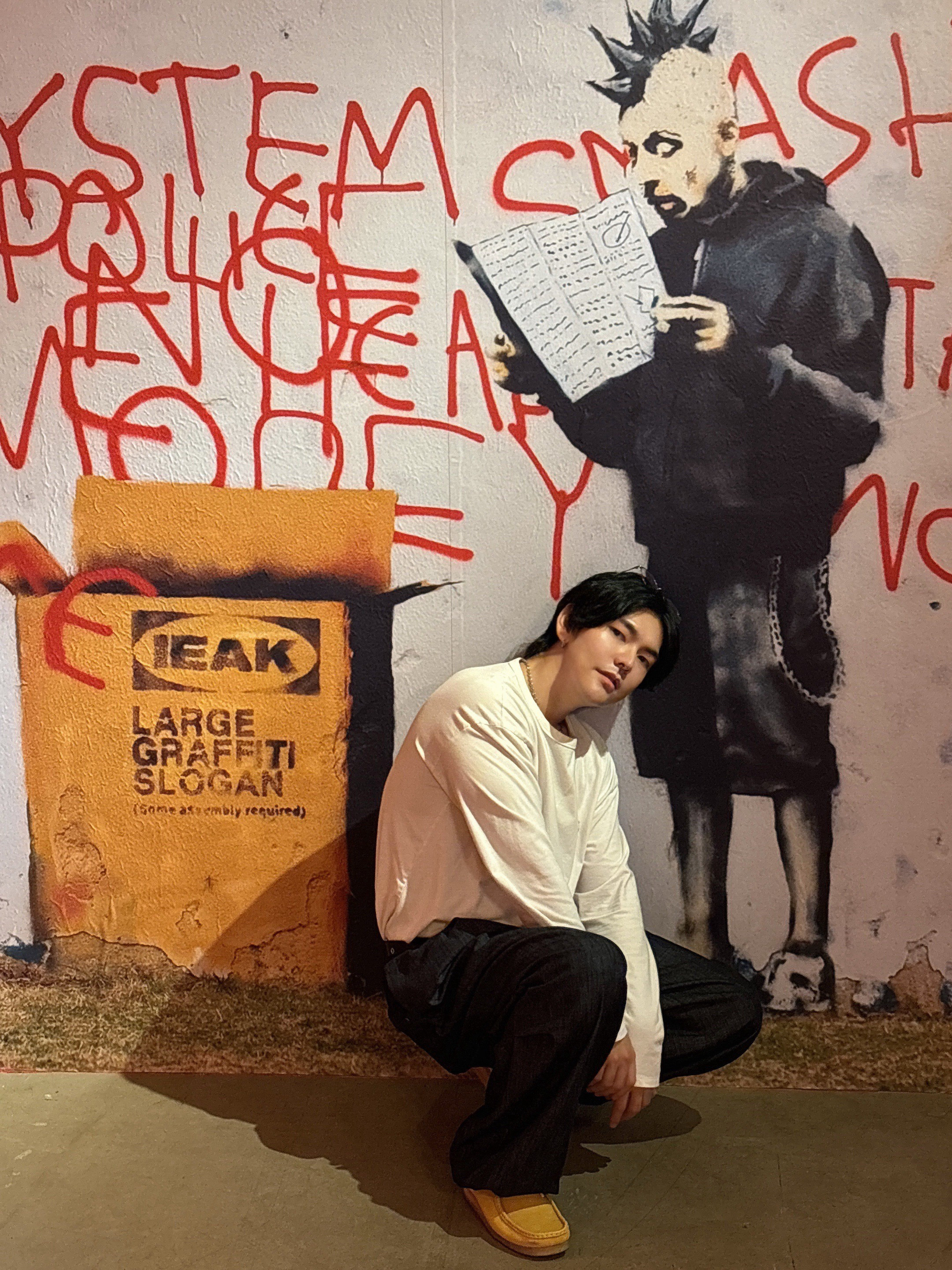 Clarks Wallabee Yellow Suede, Maison Kitsune Fox Head Patch Regular Long Sleeve T-Shirt White 착용 스타일 - 2