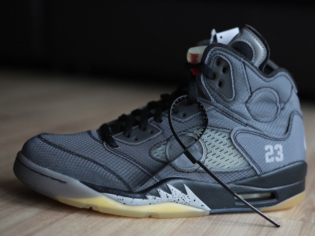 Jordan 5 x Off-White Retro SP Black Muslin 착용 스타일