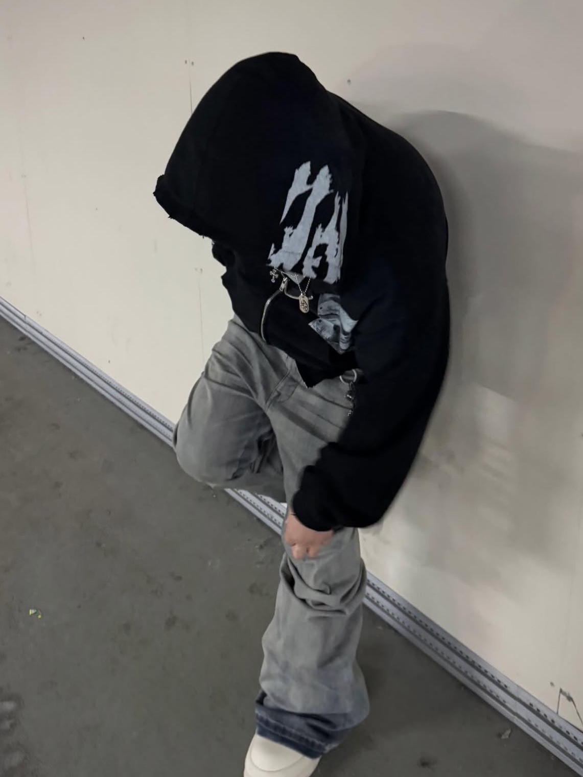 ROARINGRAD Washed Hoodie Zip-up Black 착용 스타일
