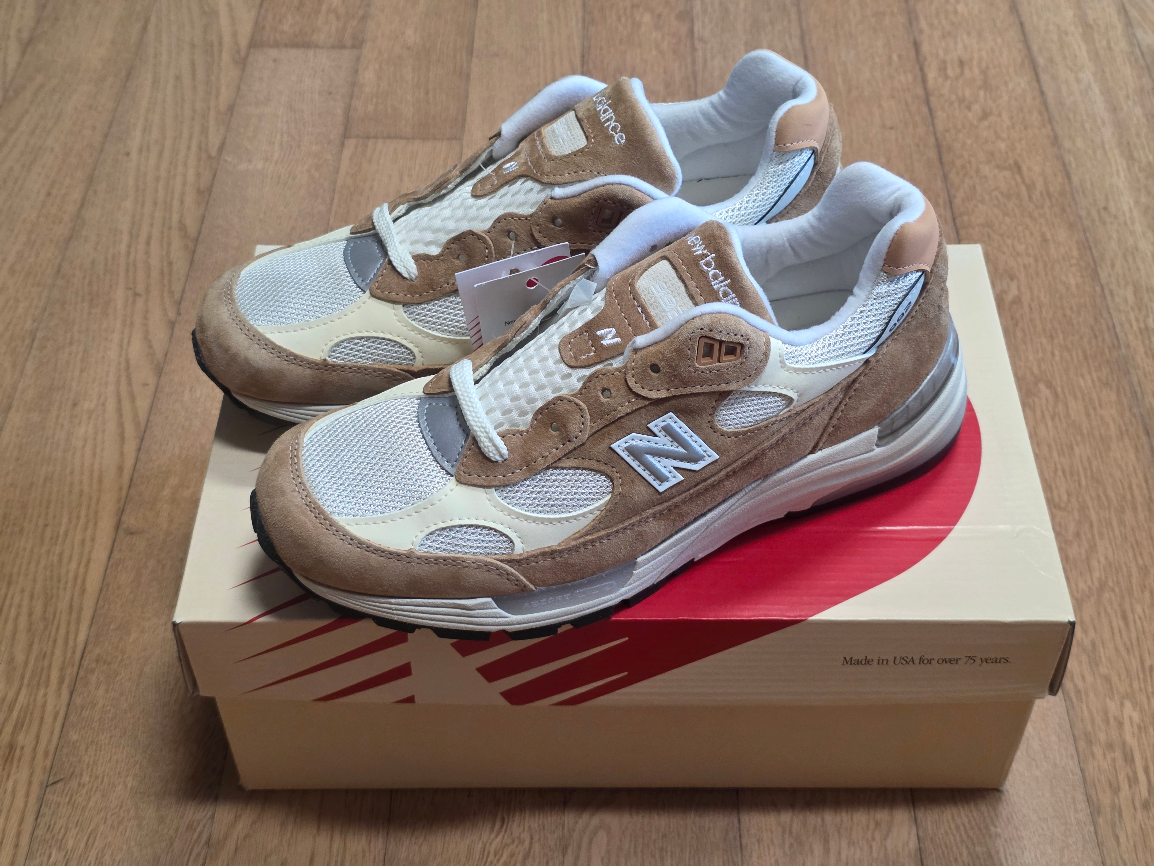 New Balance 992 Made in USA Sweet Caramel Calcium 착용 스타일 - 2
