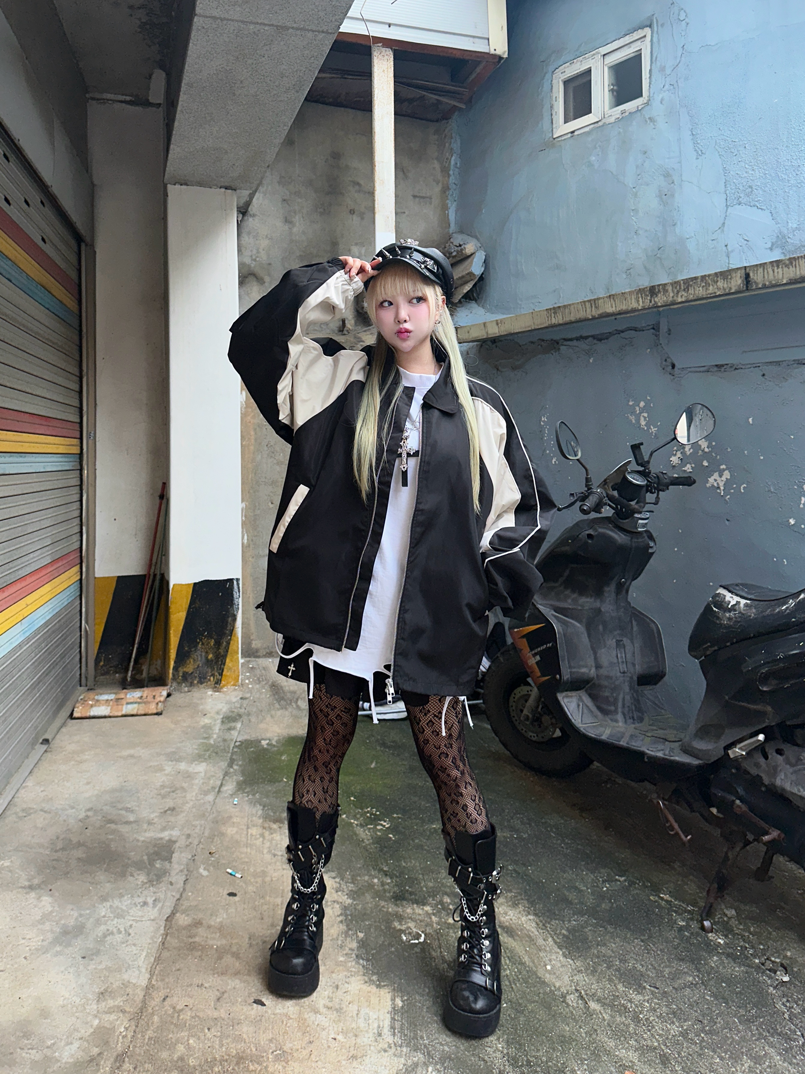 SLOW RECORD HOUSE Piping Line Windbreaker Black & Beige 착용 스타일 - 1