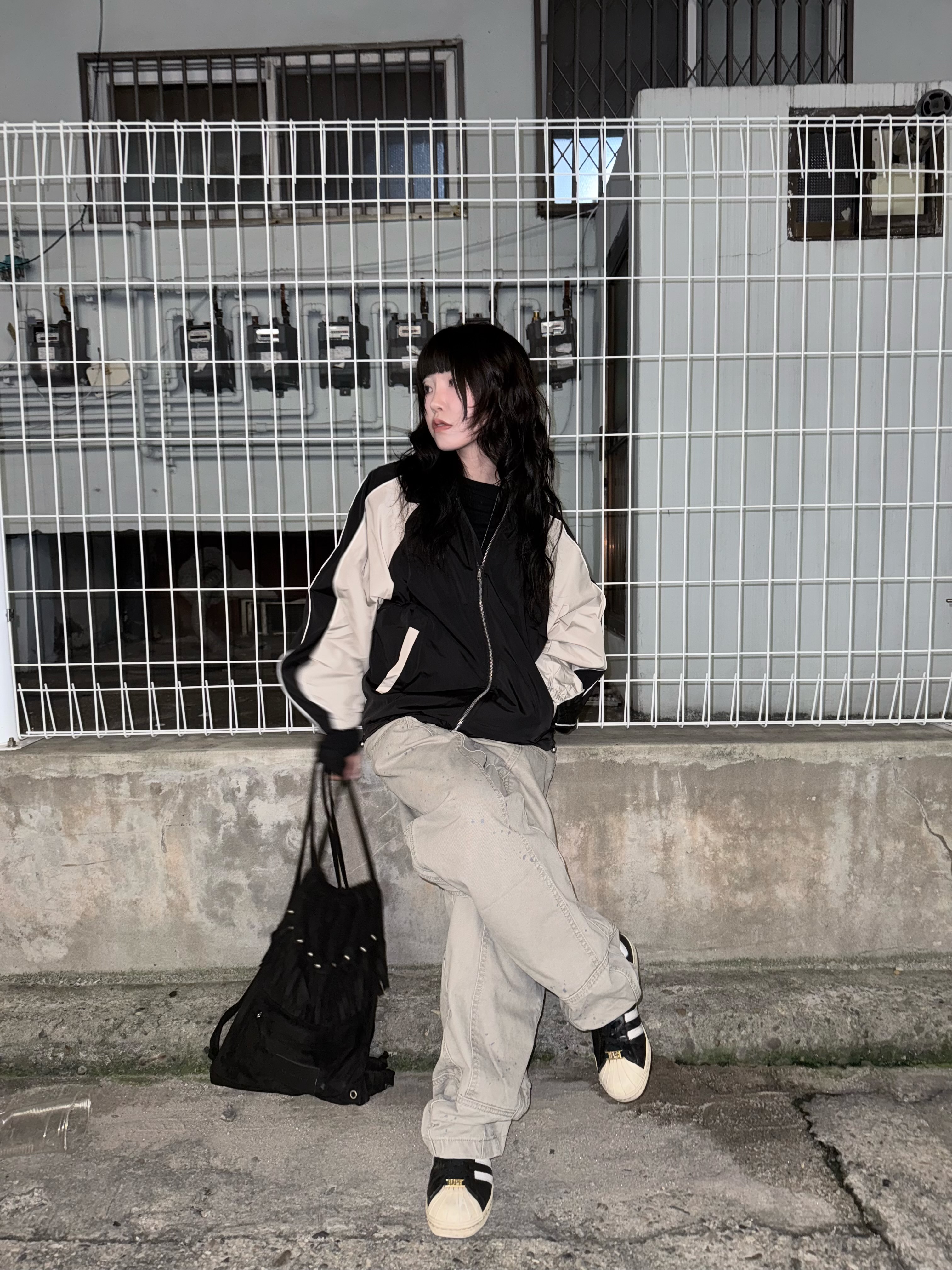 SLOW RECORD HOUSE Piping Line Windbreaker Black & Beige 착용 스타일 - 2