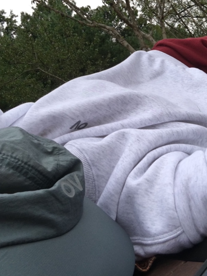 Outdoor Voices Technol-Ov™ Light Weight Cap Gray, Outdoor Voices Logo Sweatshirt Light Heather Gray 착용 스타일 - 7