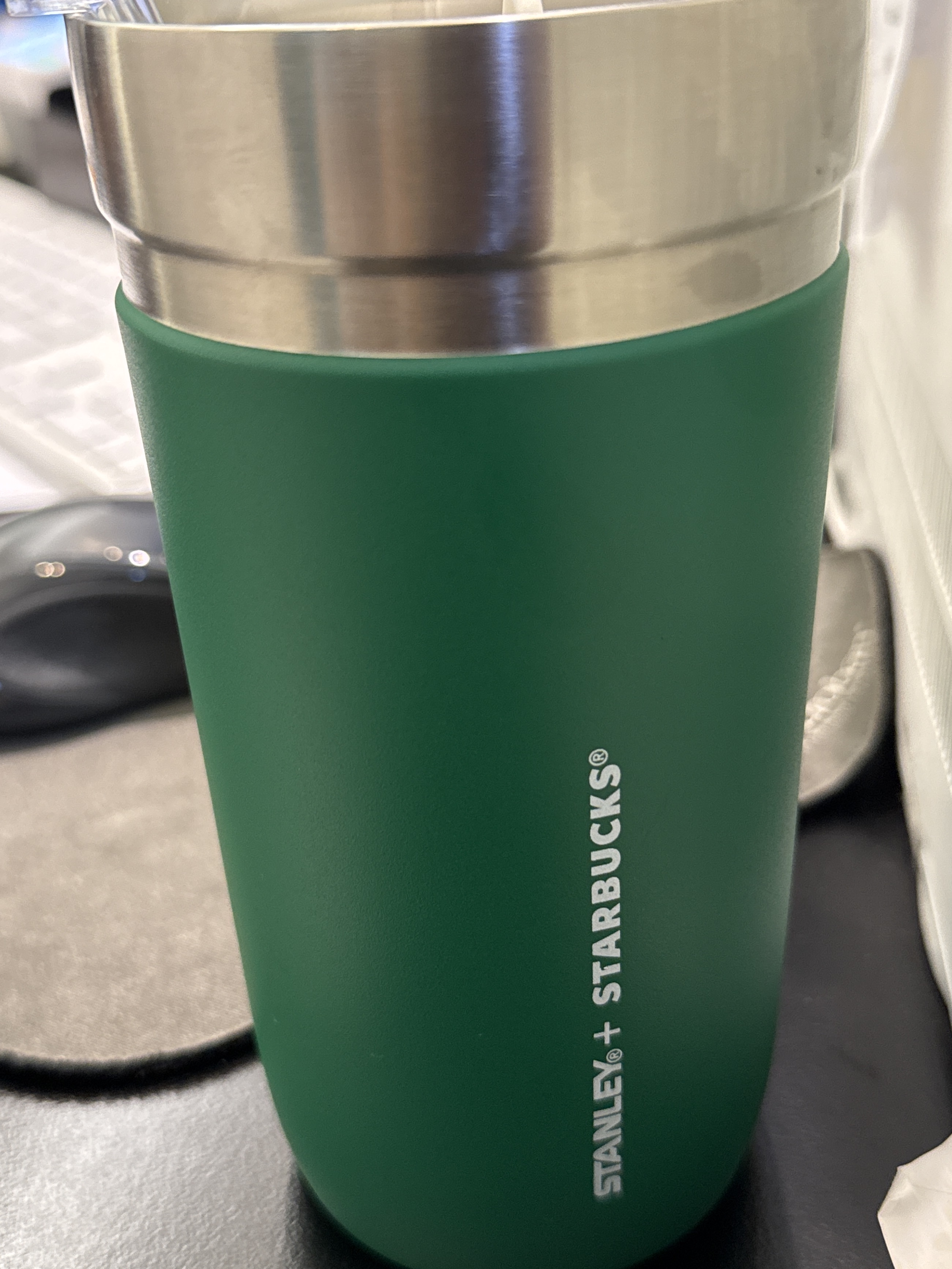 Stanley x Starbucks SS Iceland Tumbler Green 473ml 착용 스타일