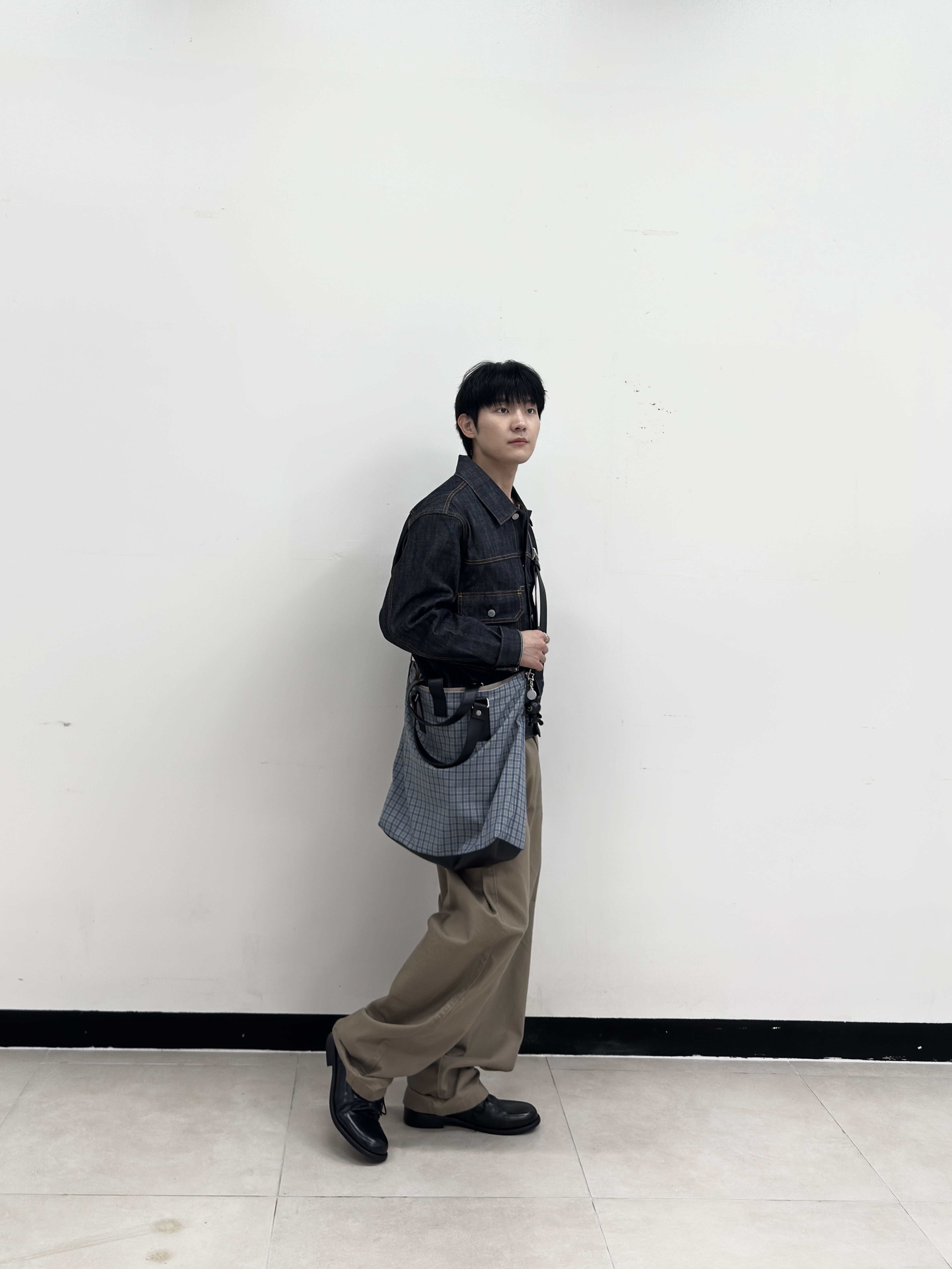 STU Selvedge Demim Jacket, Uniqlo U Wide FIt Chino Pants Brown 착용 스타일 - 6