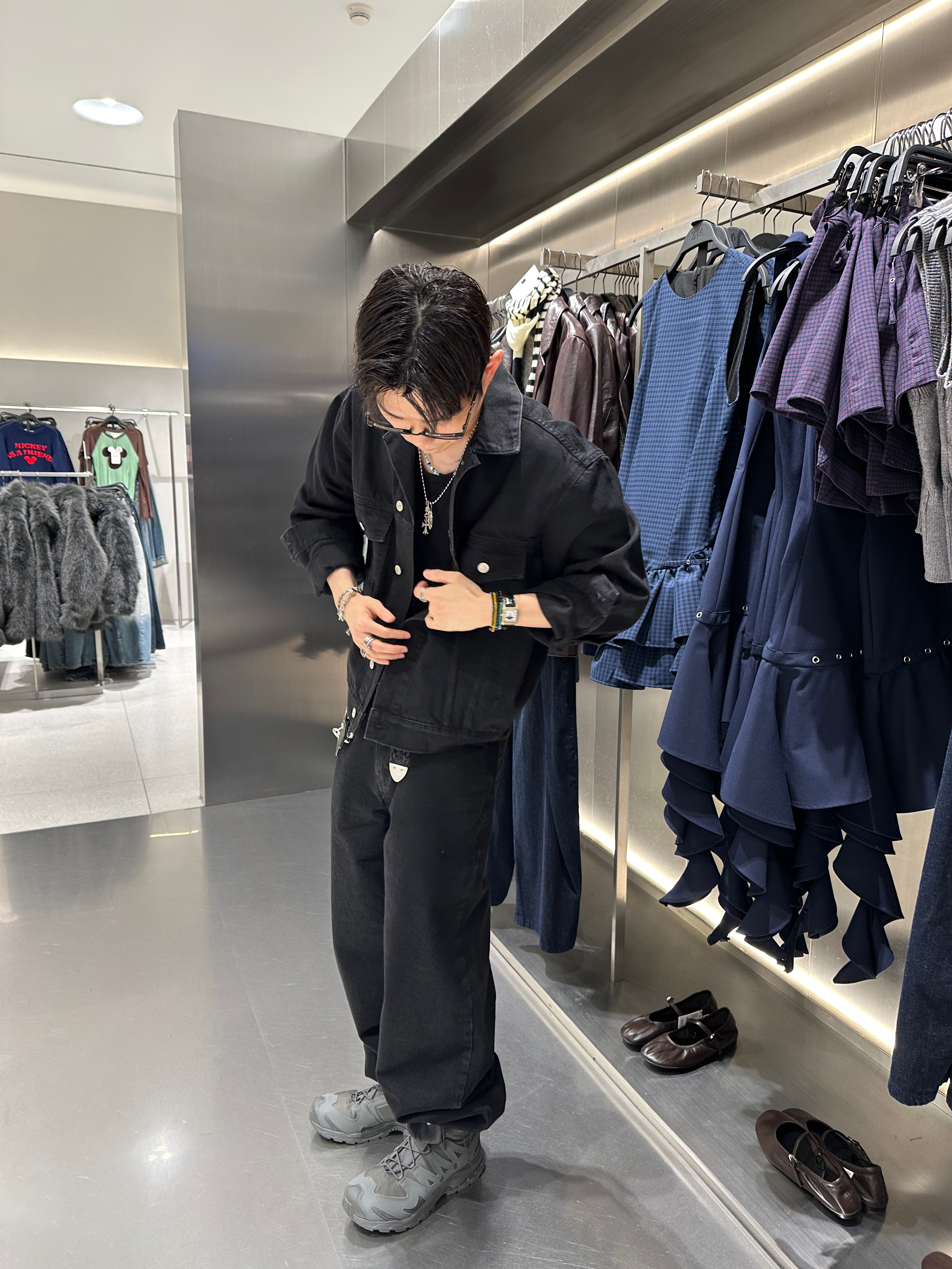 Junne J43 Structured Denim Trucker Jacket Black, Salomon x Rier XA Jungle Castlerock 착용 스타일 - 2