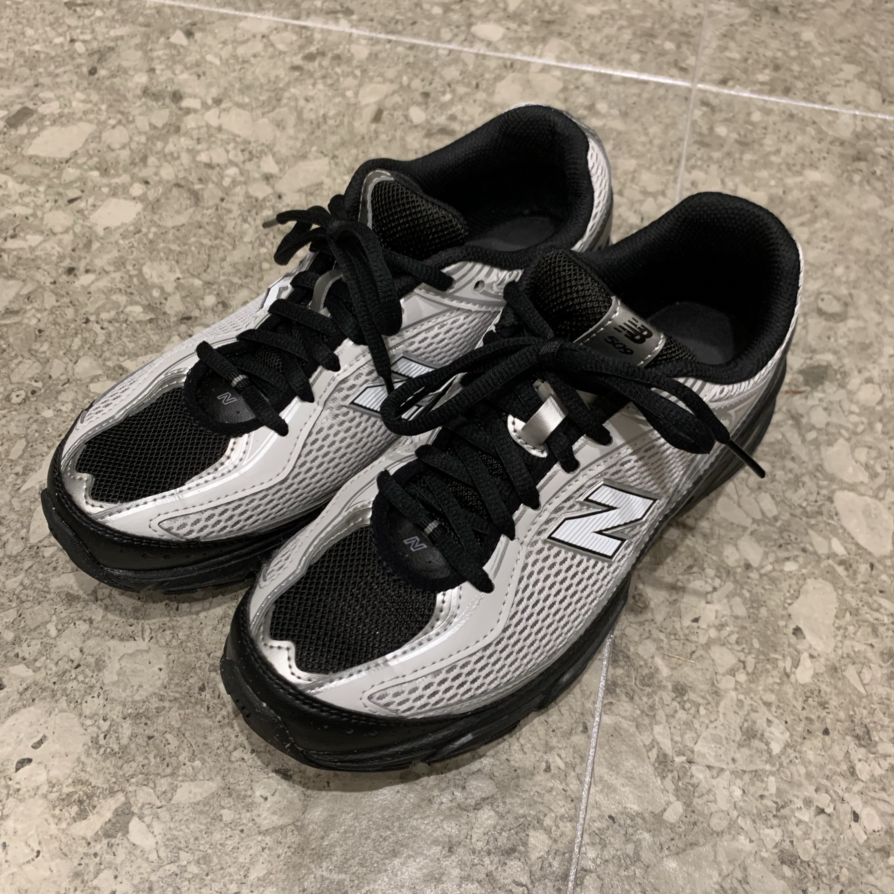 New Balance 509 Black Gray 착용 스타일