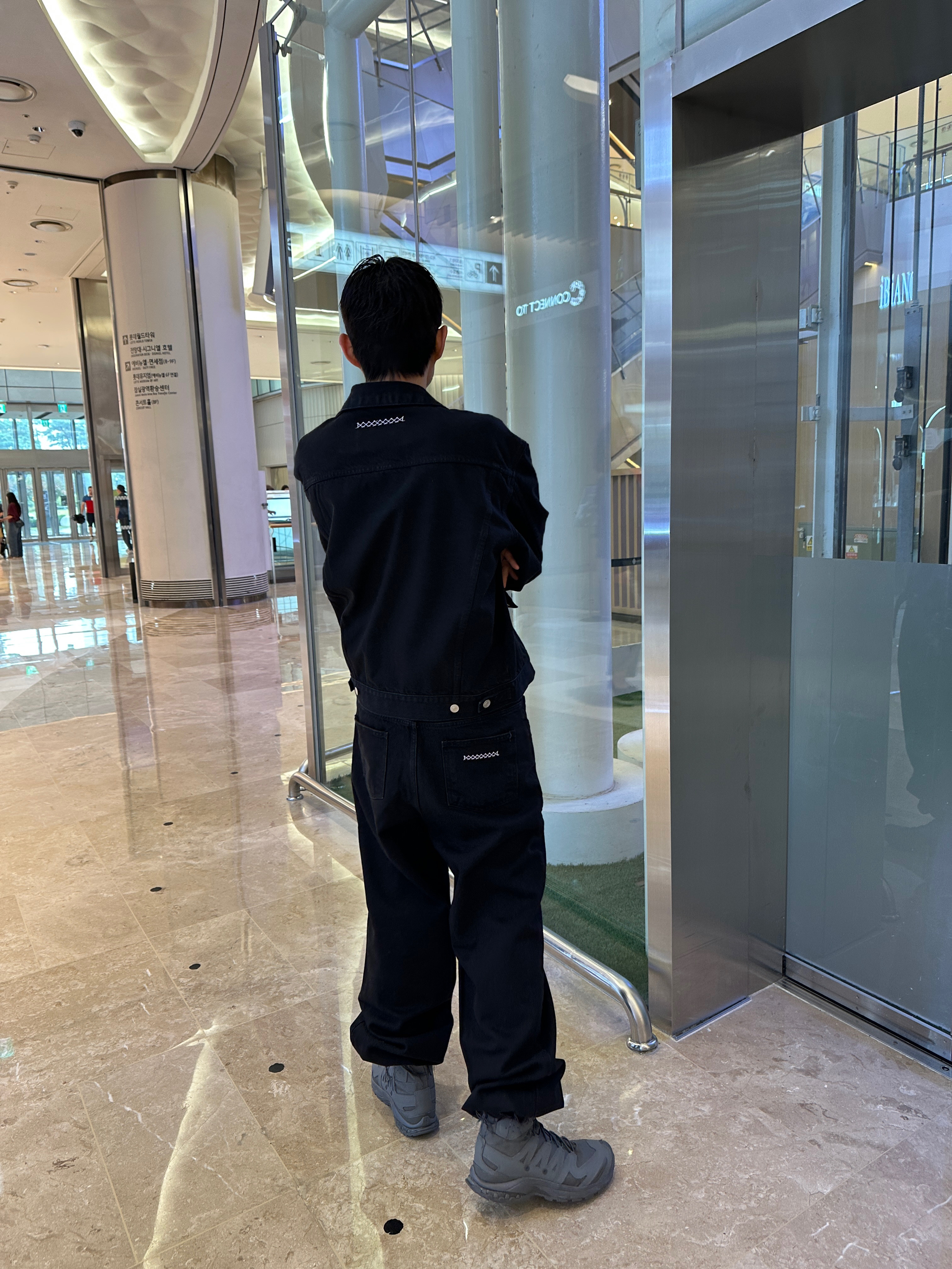 Junne J43 Structured Denim Trucker Jacket Black, Salomon x Rier XA Jungle Castlerock 착용 스타일 - 6