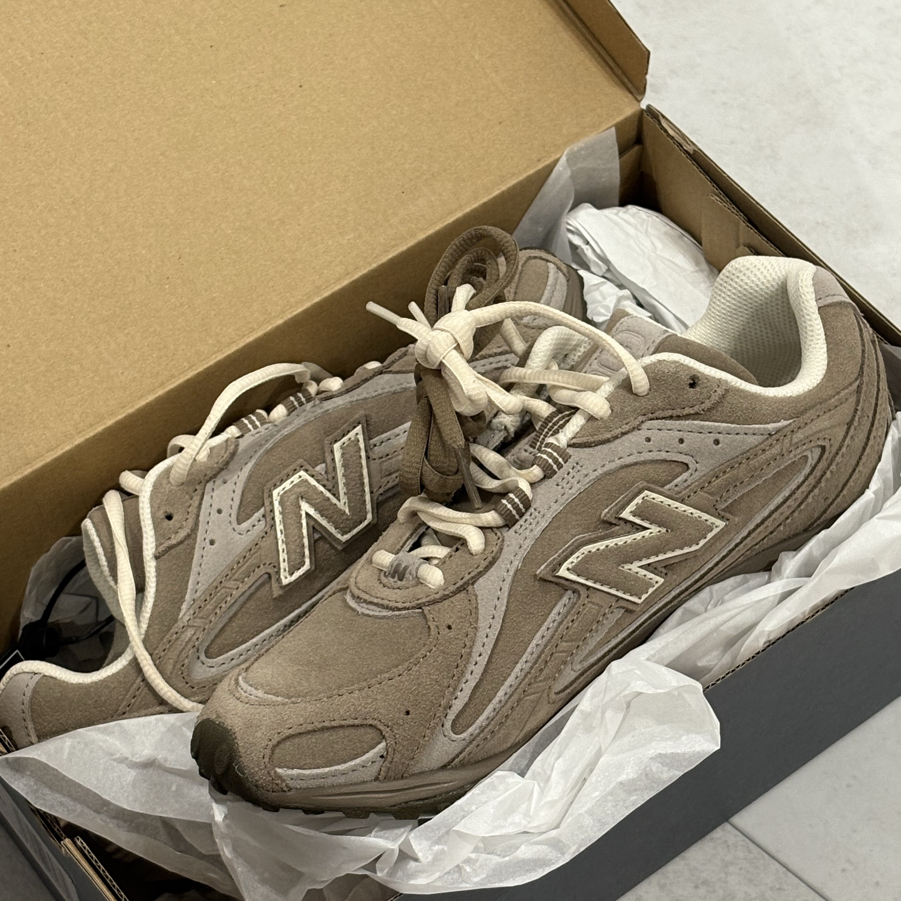 New Balance 204L Suede Mushroom Arid Stone 착용 스타일