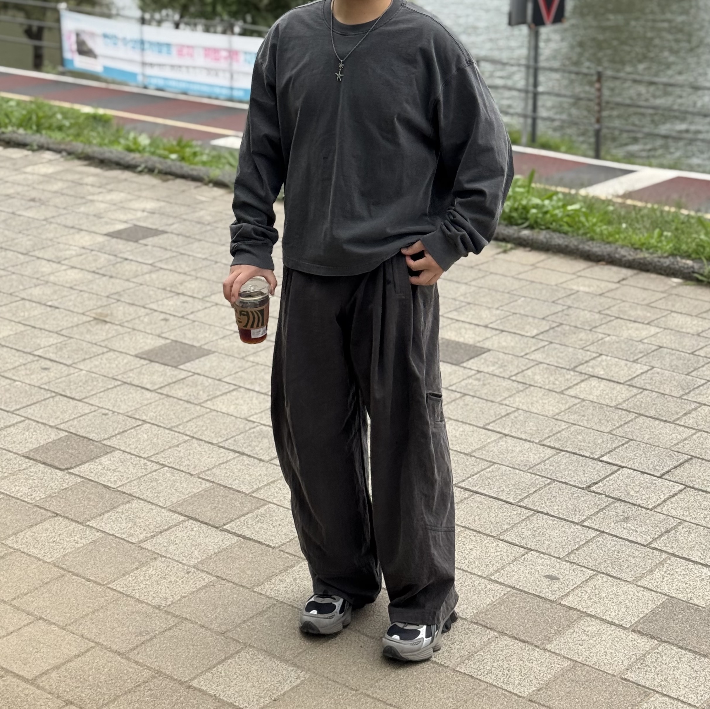 Begin202 Nycoma Twotuck Pants Charcoal Brown 착용 스타일 - 3