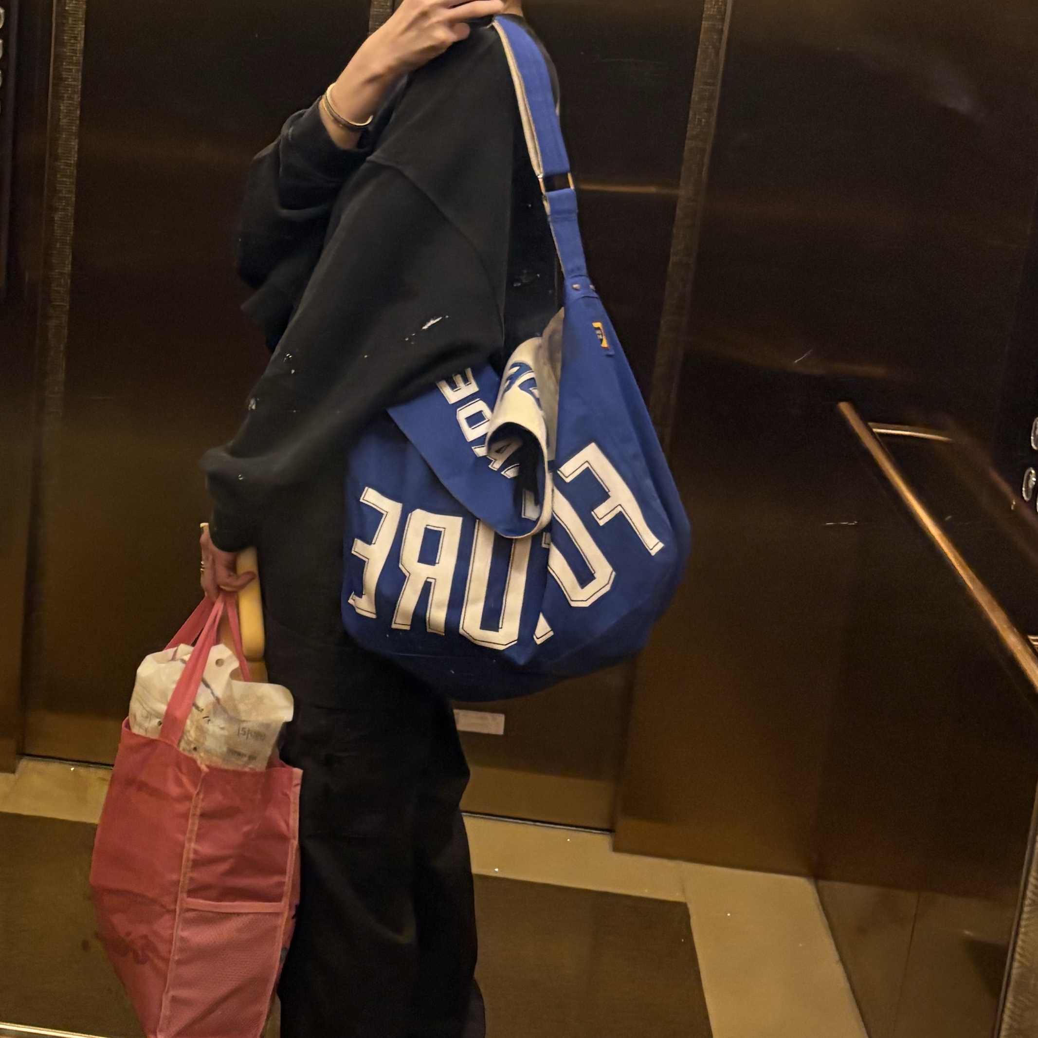 Human Made Mail Bag Large Blue 착용 스타일 - 2