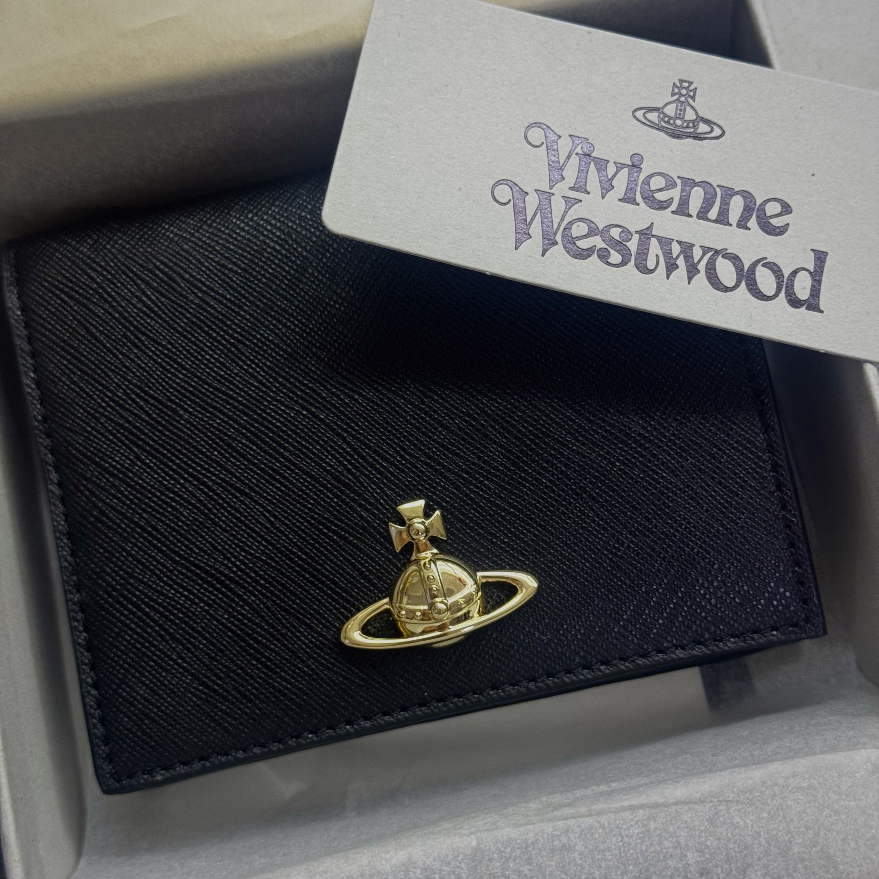 Vivienne Westwood 3D Orb Wallet Black 착용 스타일