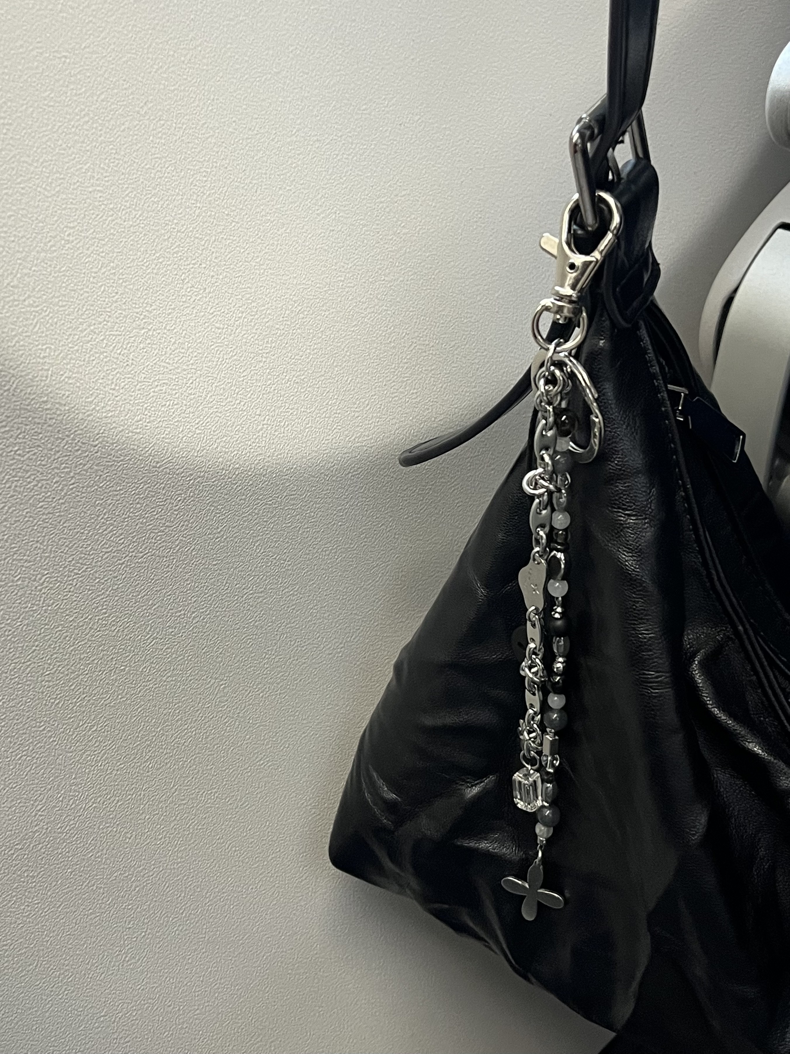 Riomeu Martin Gray Keyring 착용 스타일