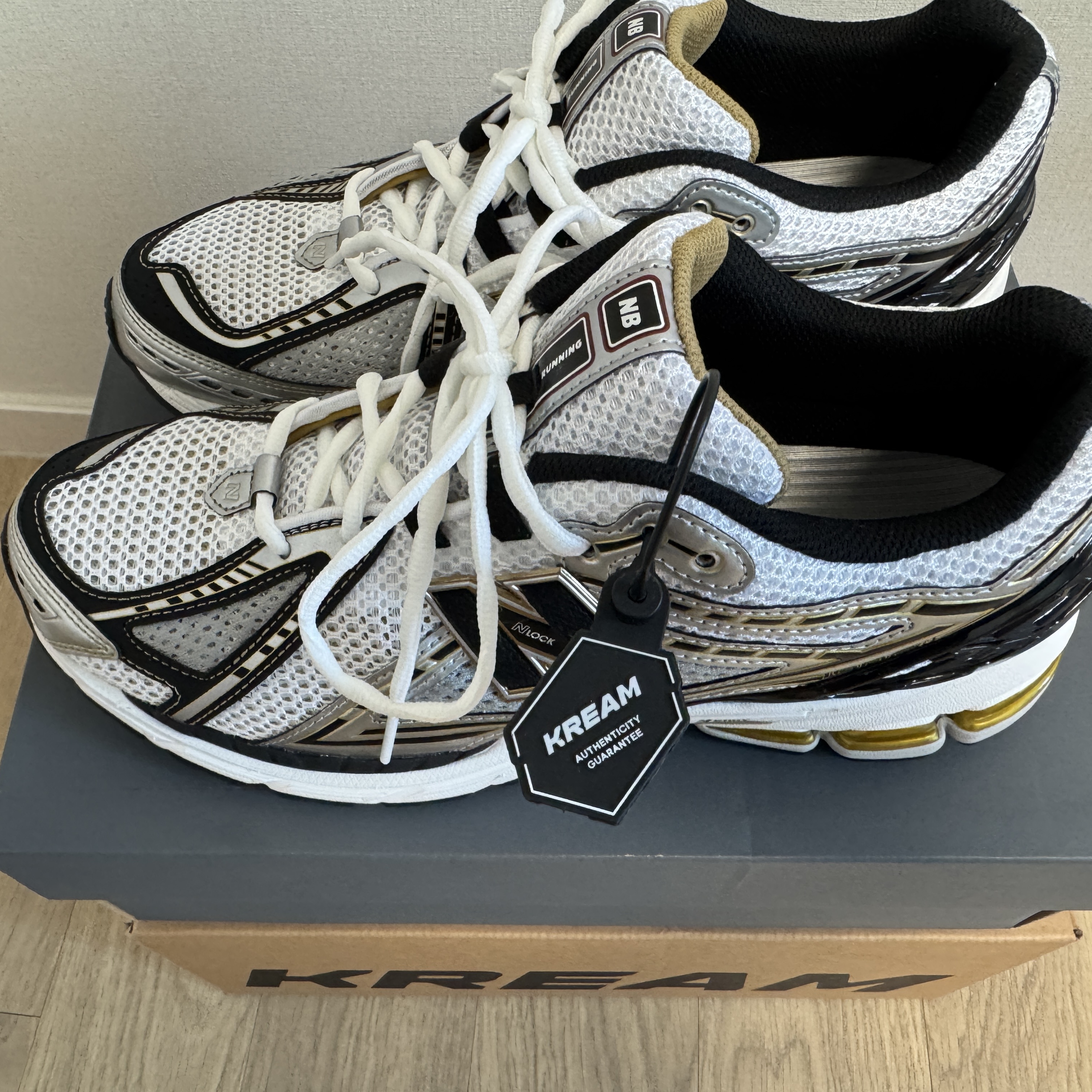 New Balance 1906R White Gold 착용 스타일