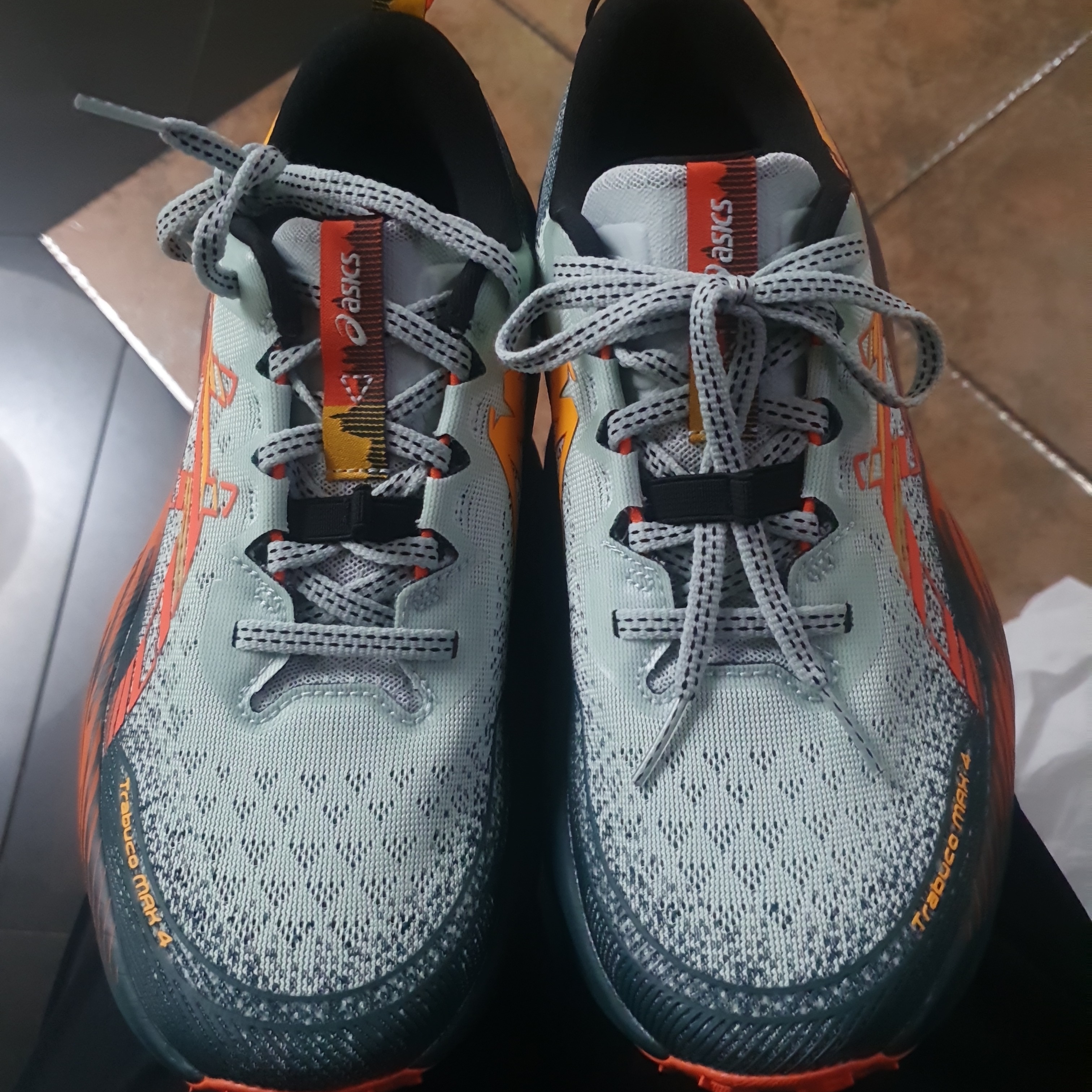 Asics Trabuco Max 4 Cold Moss Nova Orange 착용 스타일 - 2
