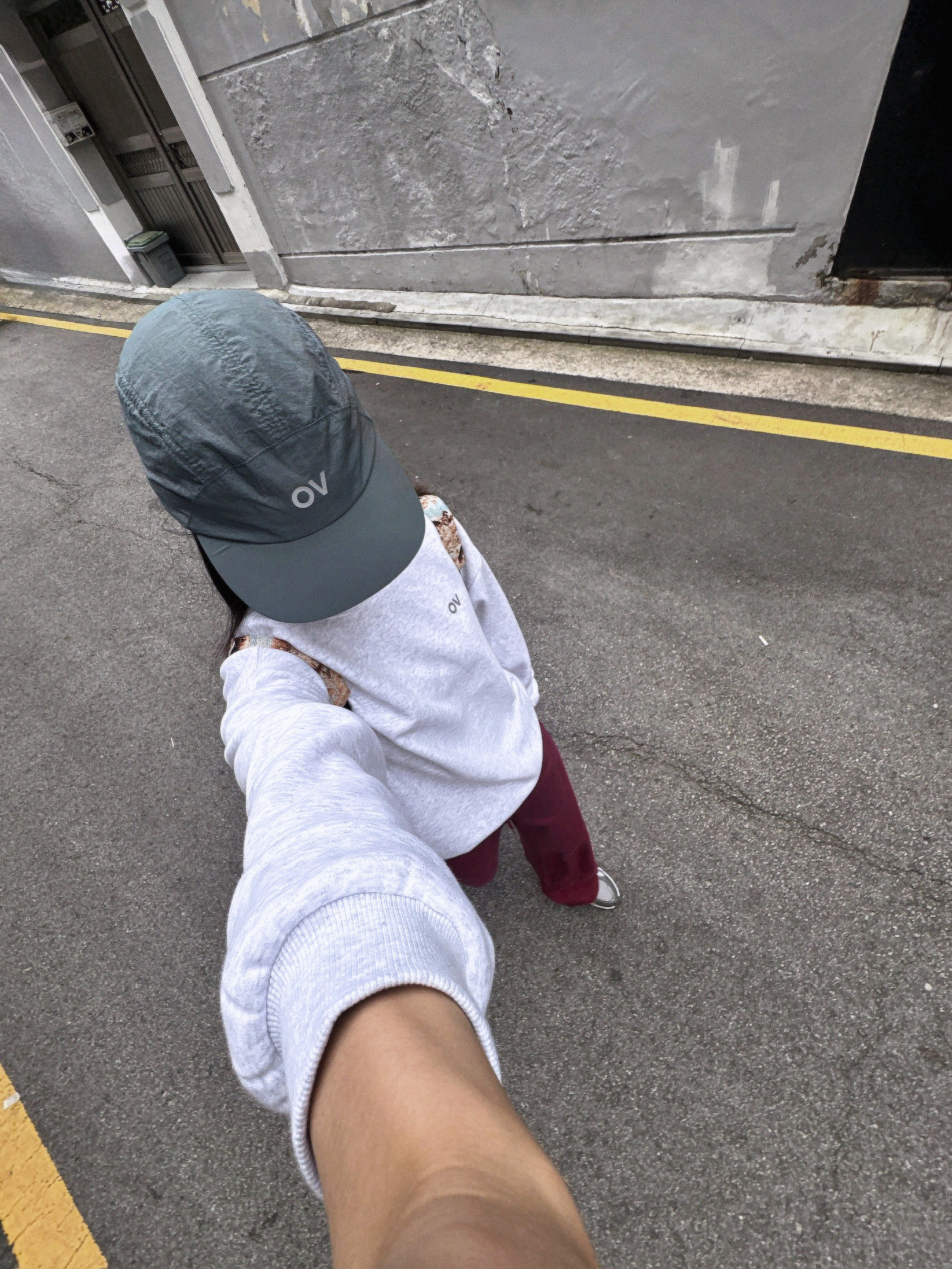Outdoor Voices Technol-Ov™ Light Weight Cap Gray, Outdoor Voices Logo Sweatshirt Light Heather Gray 착용 스타일 - 10