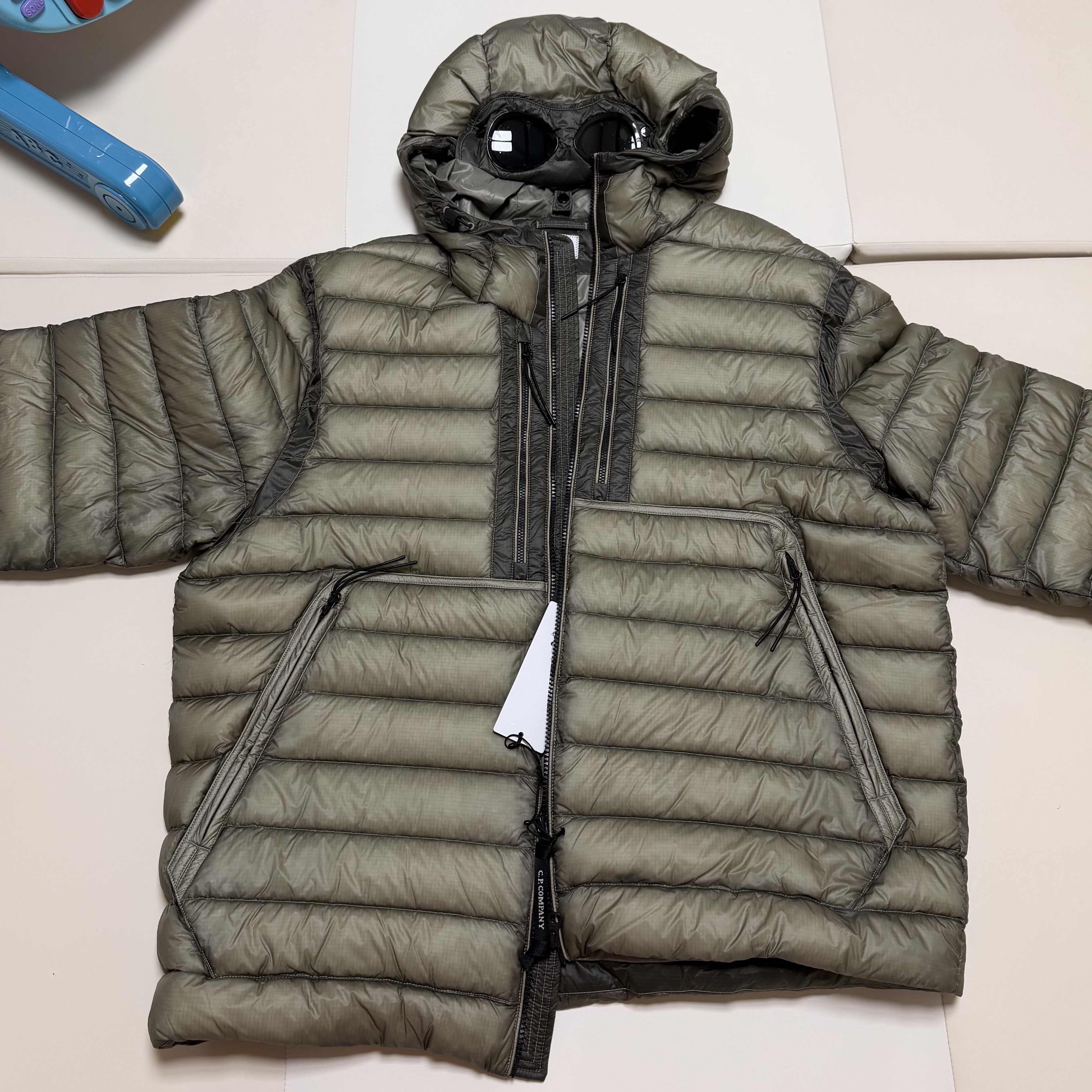 C.P. Company Medium Down Jacket Fungi Grey - 25FW 착용 스타일