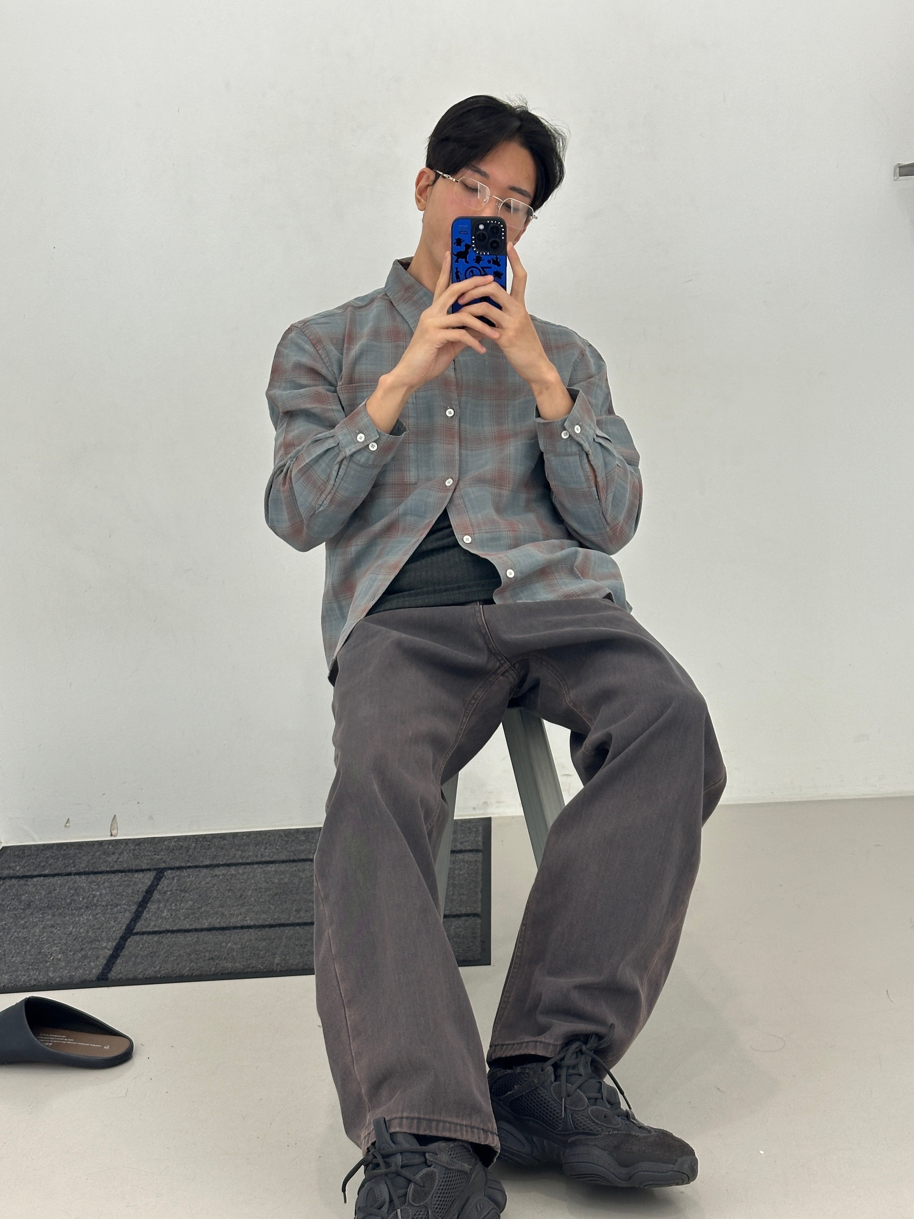 Hatchingroom Museum Shirt Over Dyed Check Charcoal, Hatchingroom Curve Jeans Washed Charcoal 착용 스타일 - 2