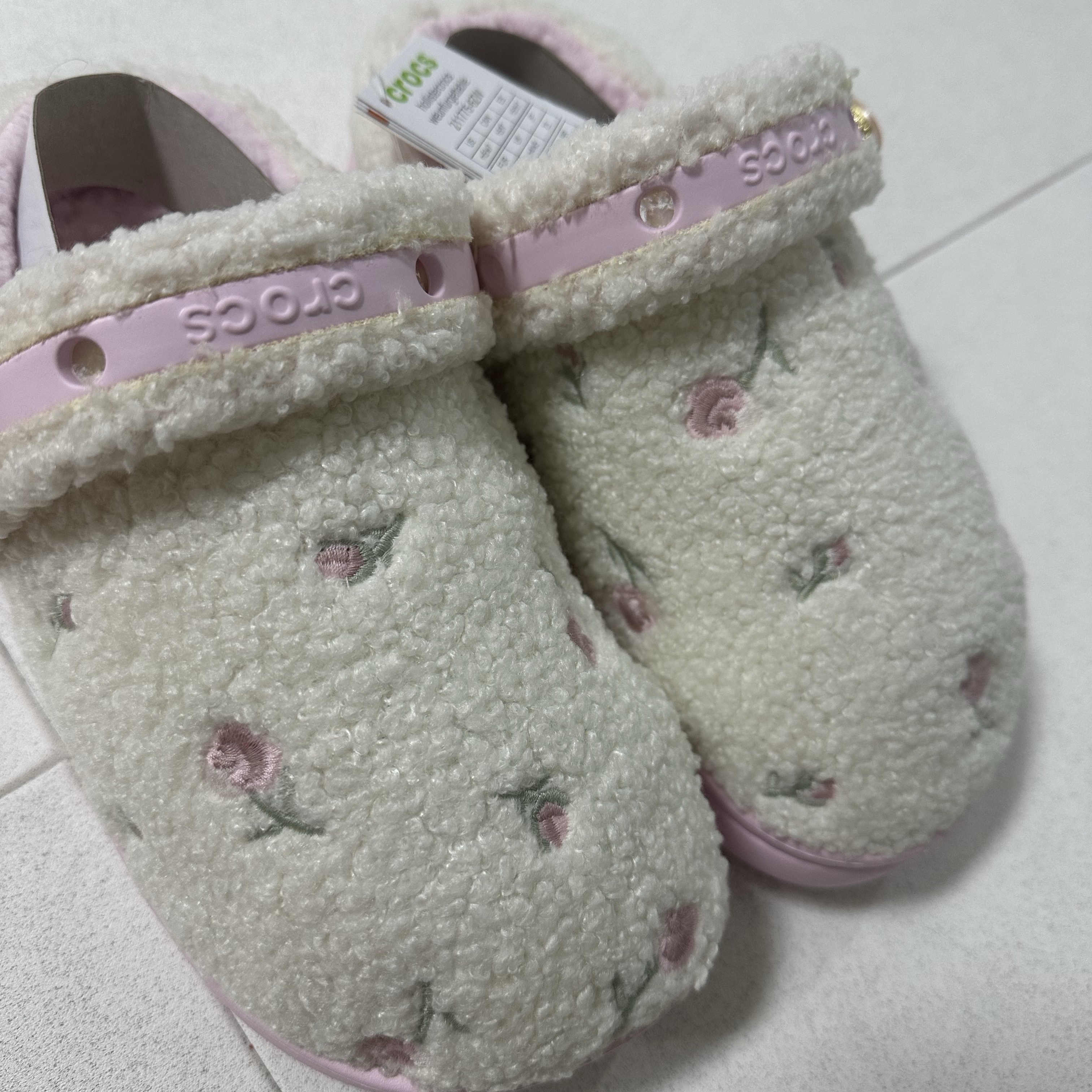 Crocs x Hollister Classic Unfurgettable Clog Pink Milk 착용 스타일