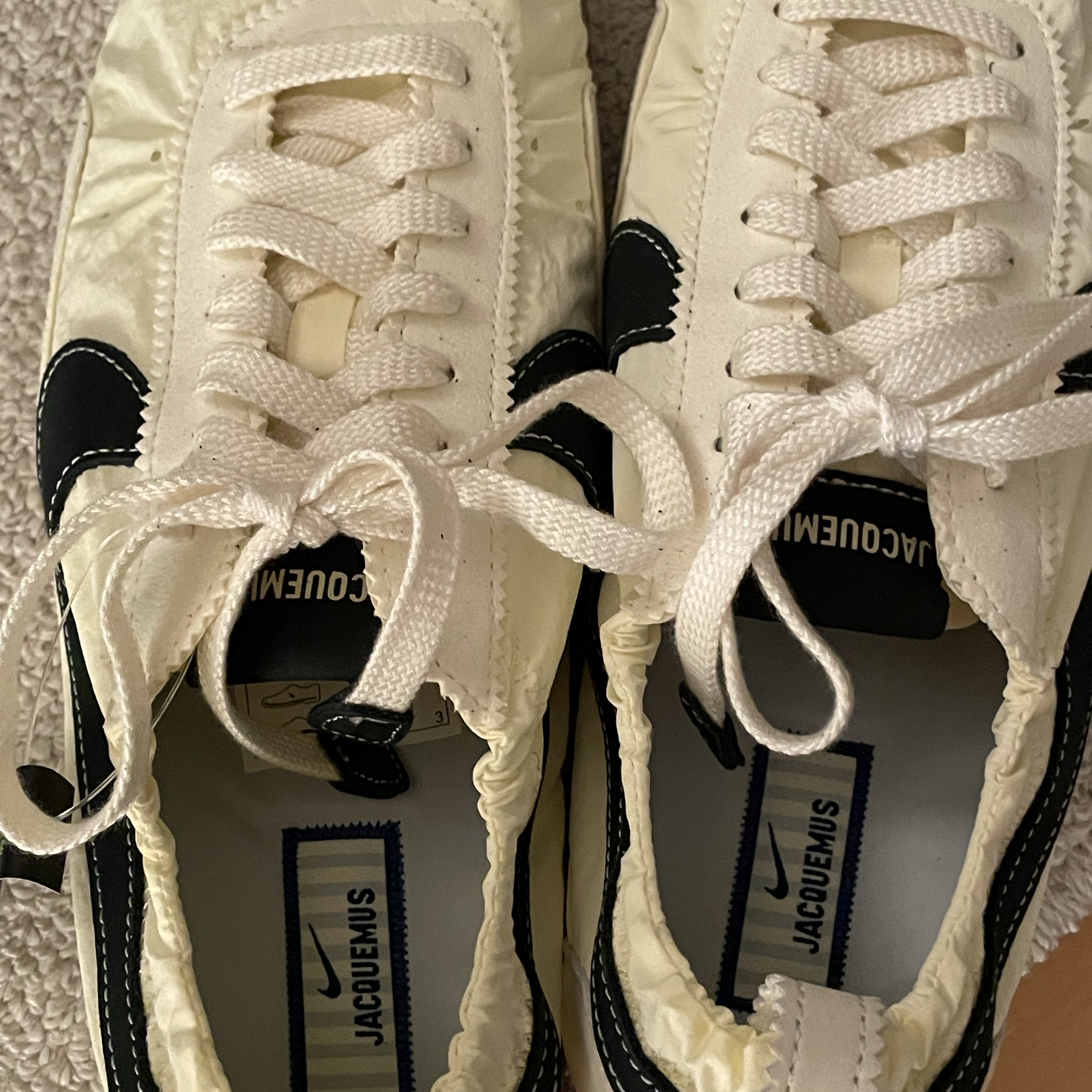 Nike x Jacquemus Moon Shoe SP Alabaster Off Noir, Nike x Jacquemus Moon Shoe SP Off Noir Cashmere 착용 스타일 - 1