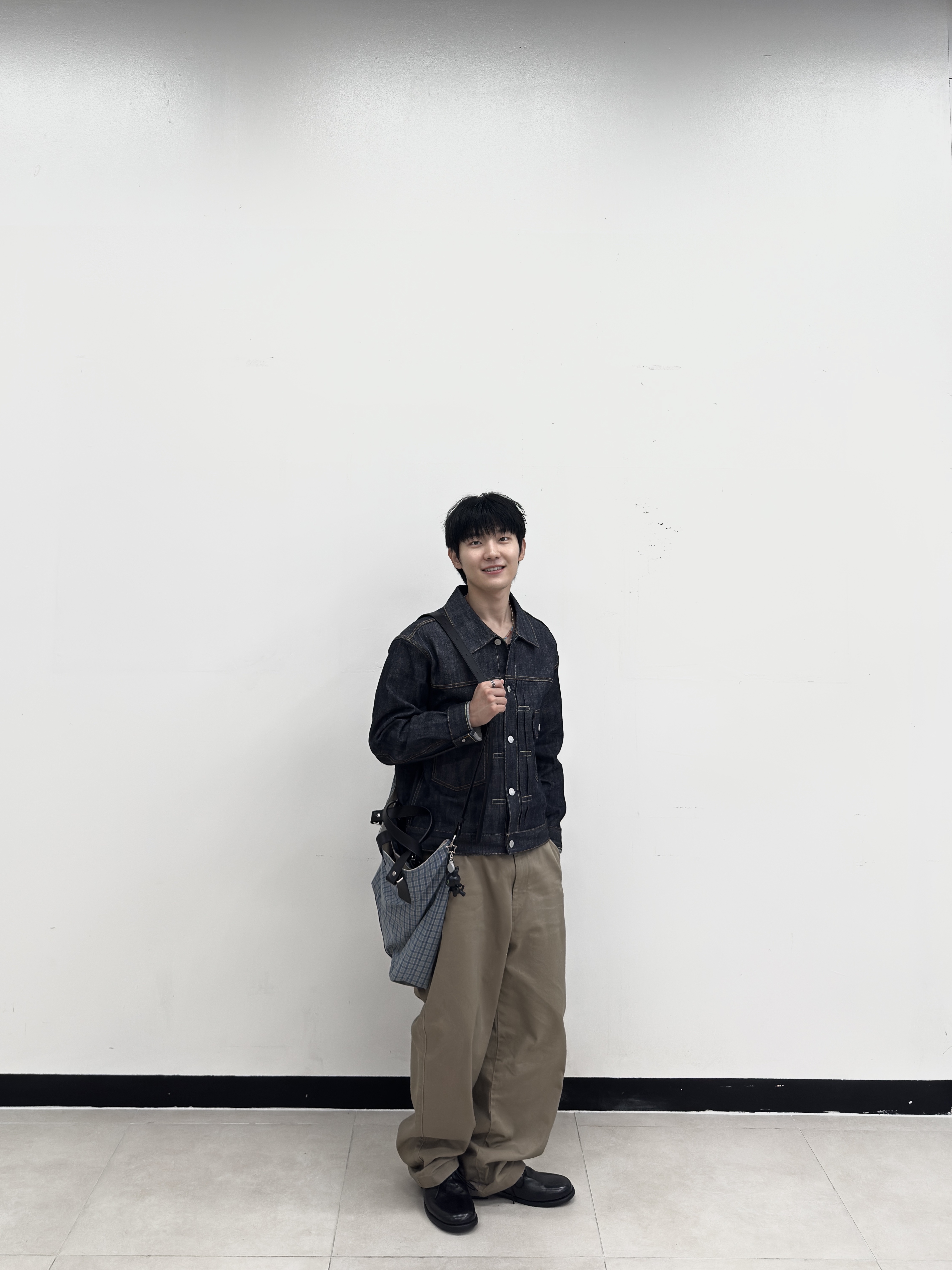 STU Selvedge Demim Jacket, Uniqlo U Wide FIt Chino Pants Brown 착용 스타일 - 2