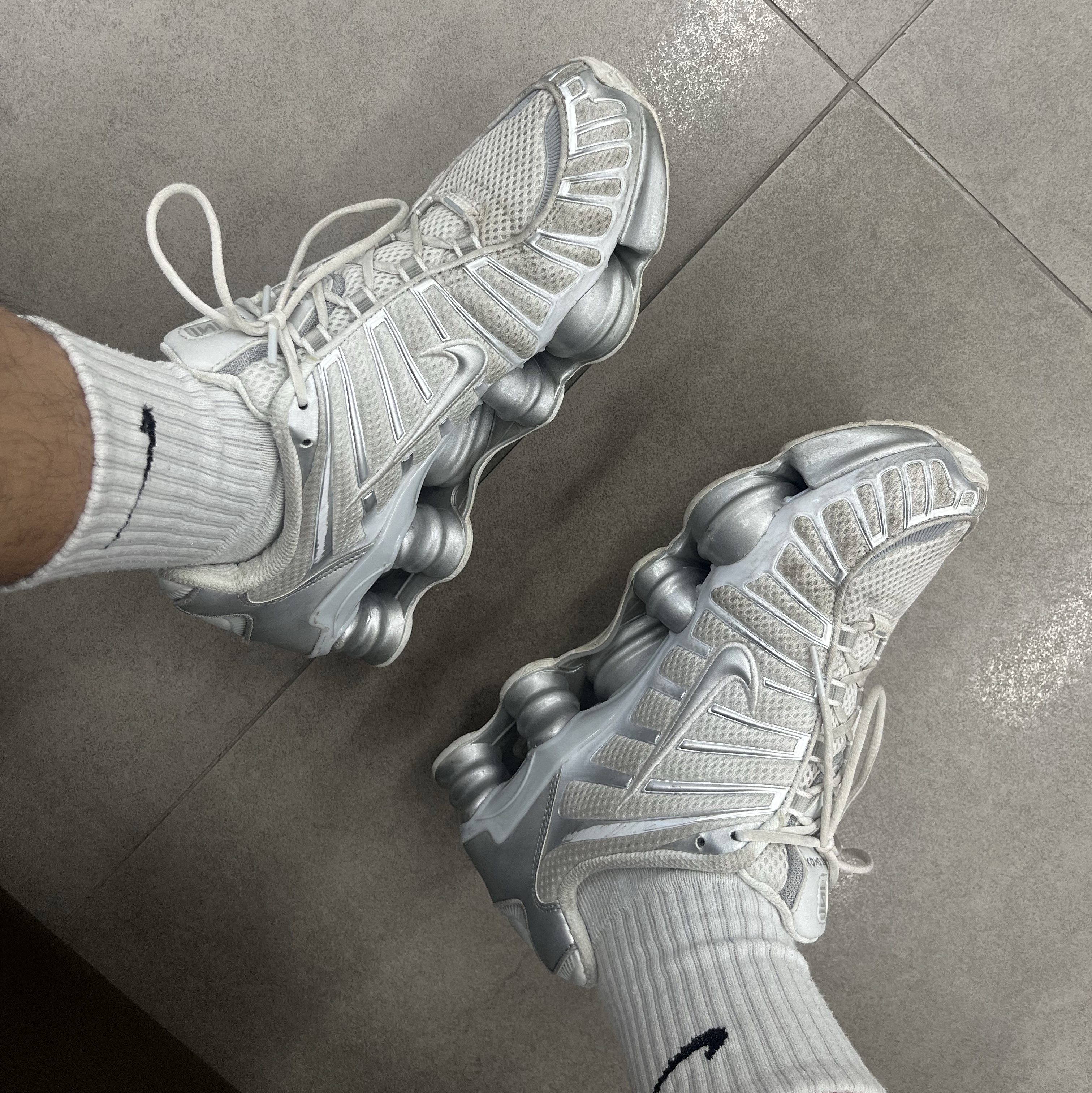 (W) Nike Shox TL Metallic Silver 착용 스타일